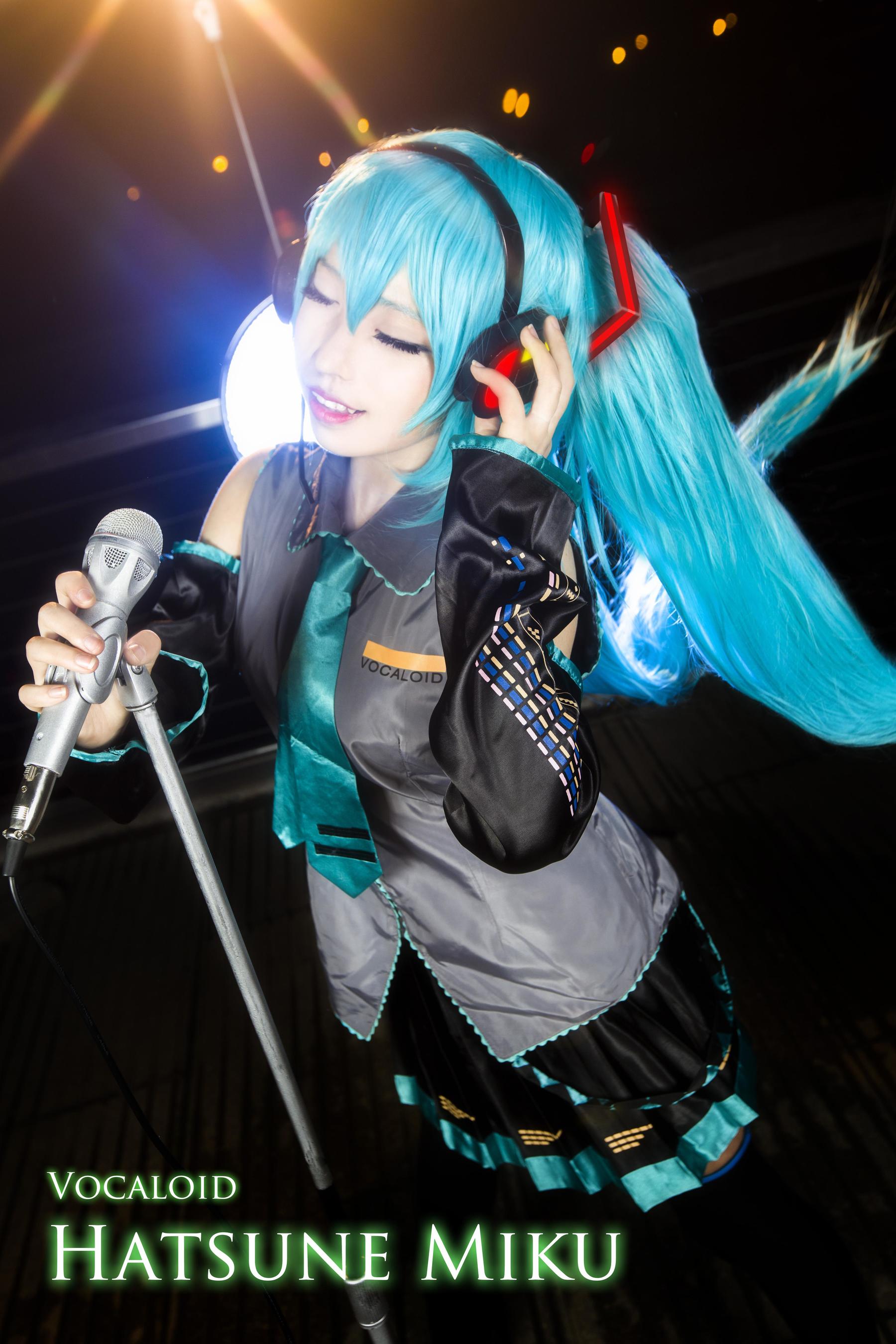 [Cosplay写真] 萌妹白易子教主 – VOCALOID [8P]