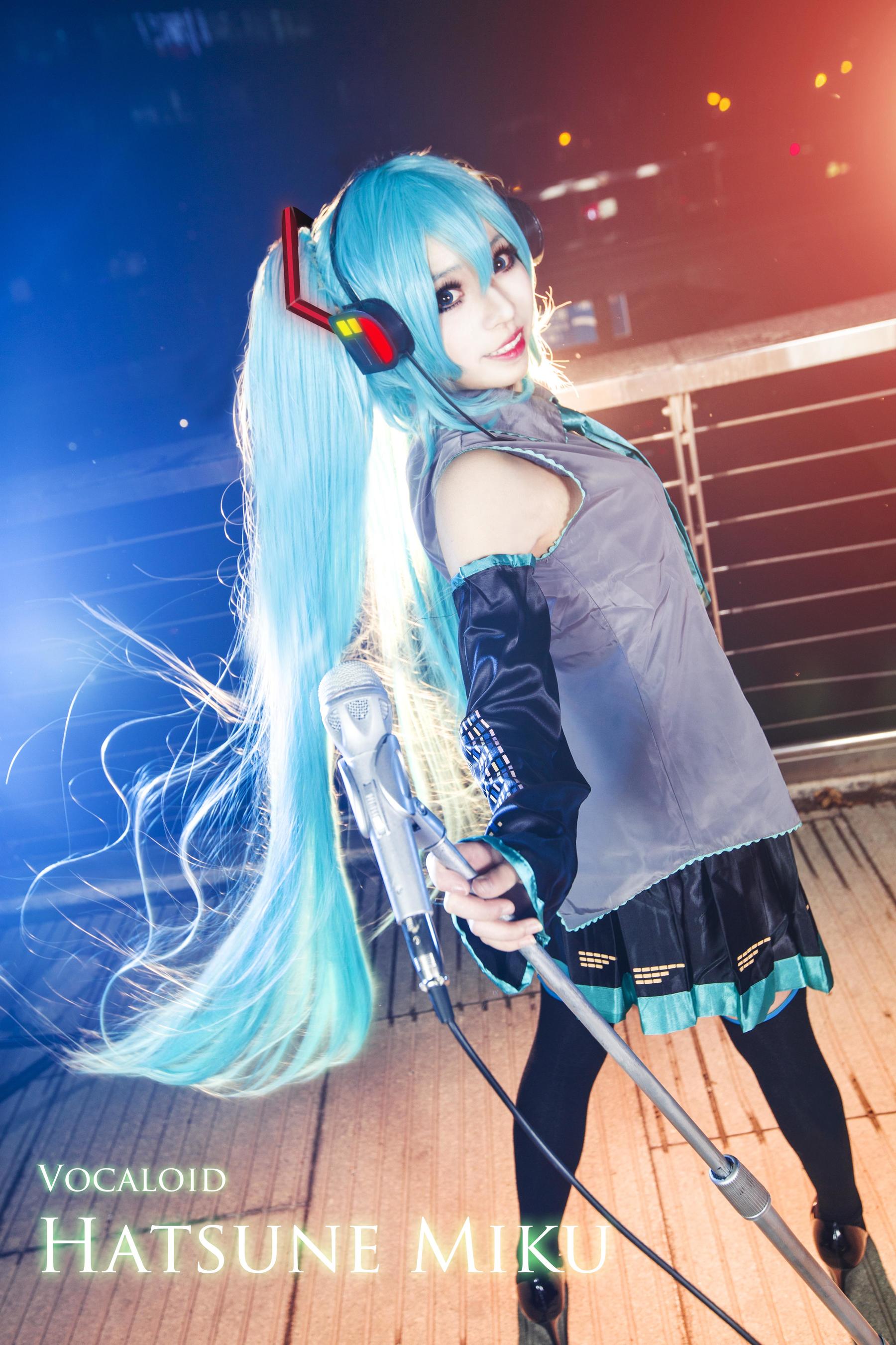 [Cosplay写真] 萌妹白易子教主 – VOCALOID [8P]