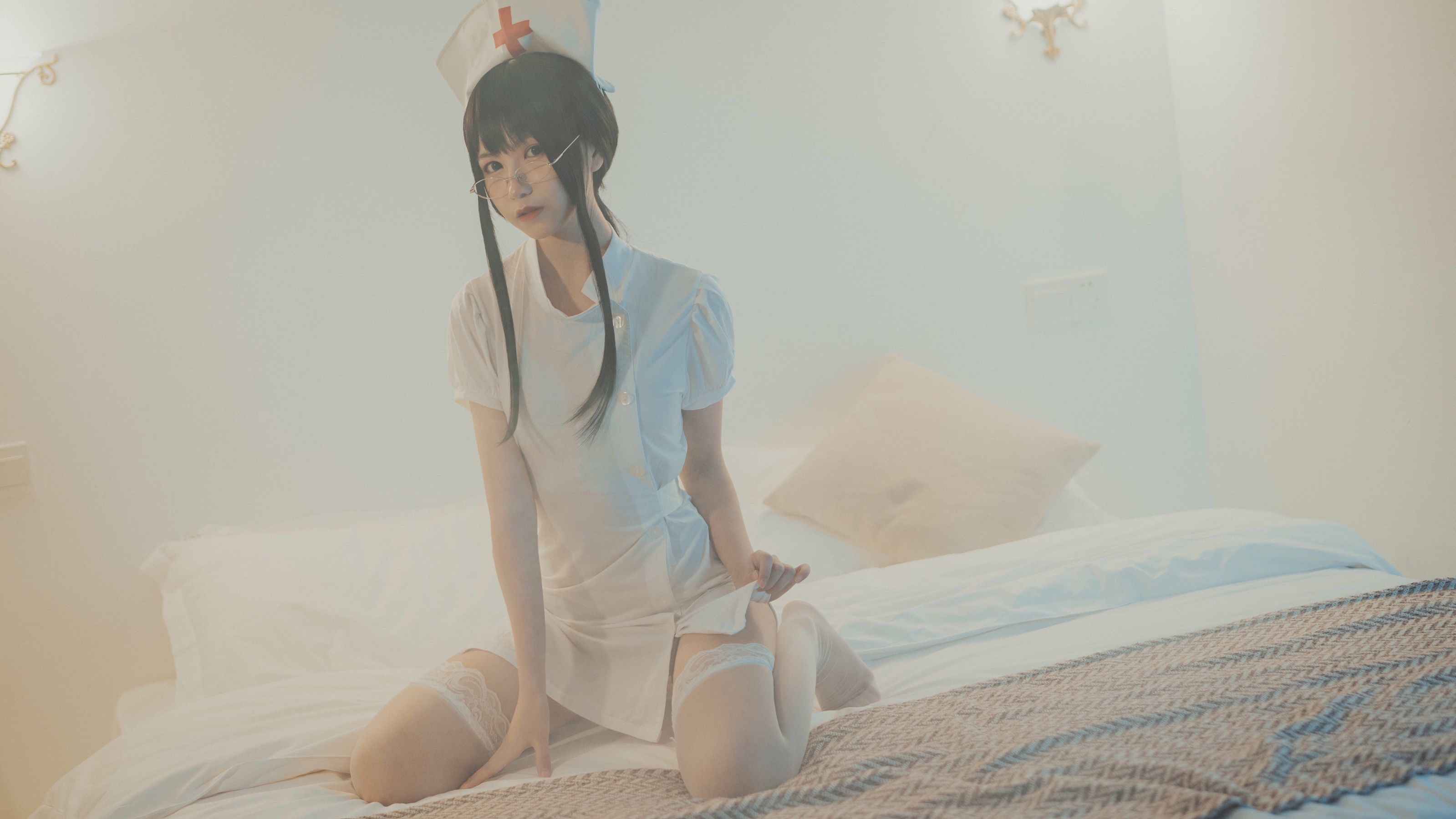 COSER美女逐月su 小护士 [24P]