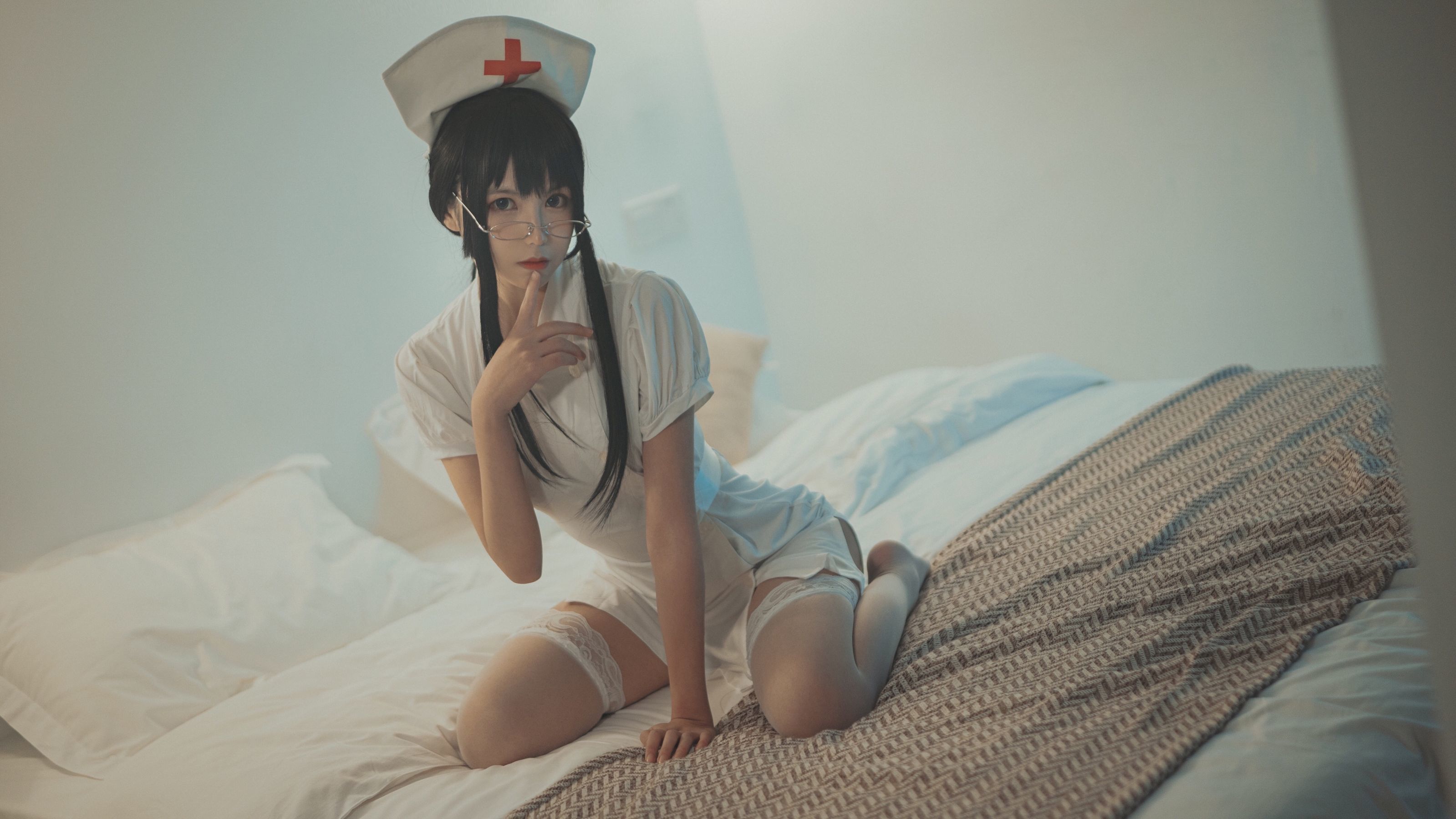 COSER美女逐月su 小护士 [24P]