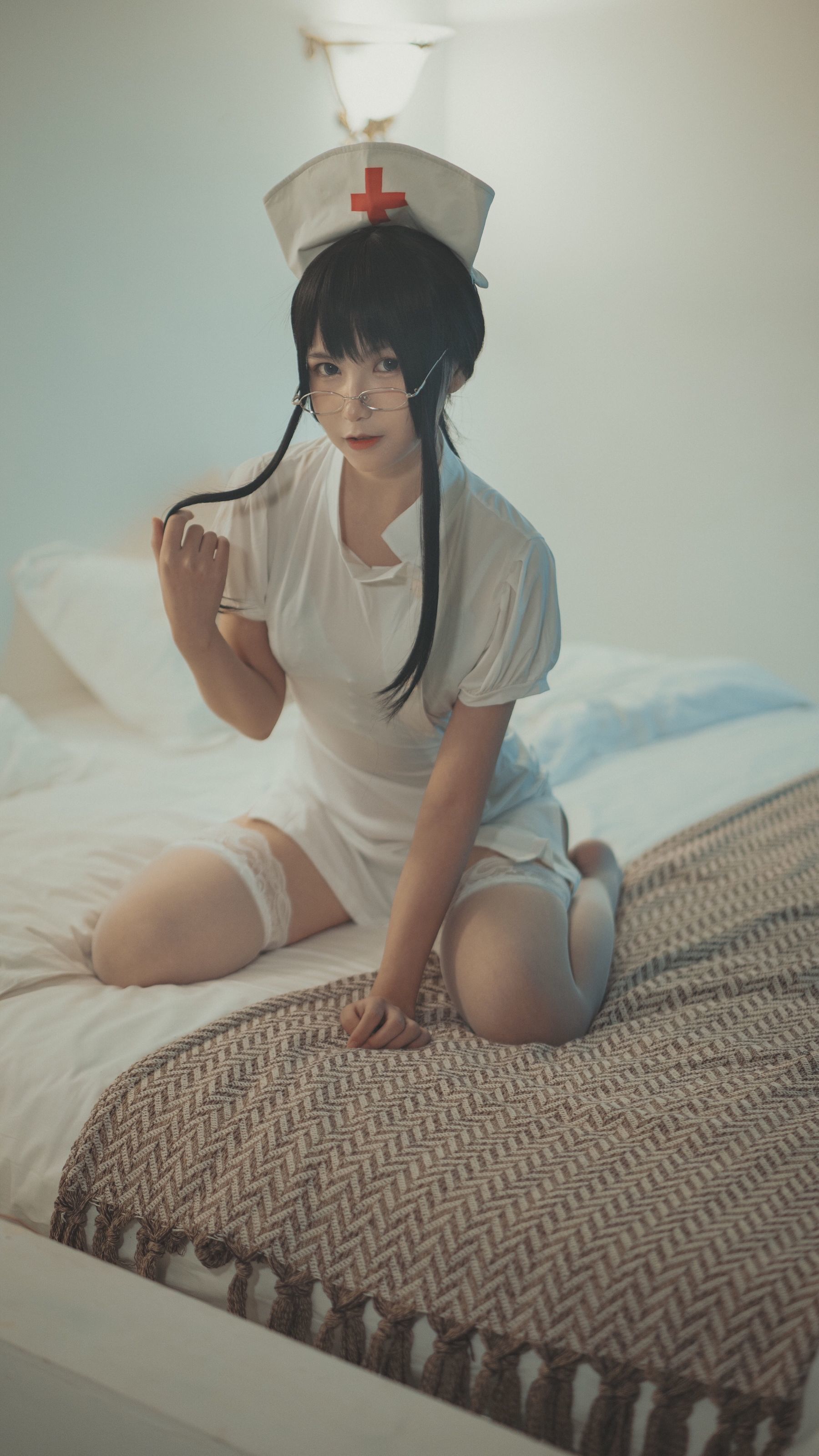 COSER美女逐月su 小护士 [24P]