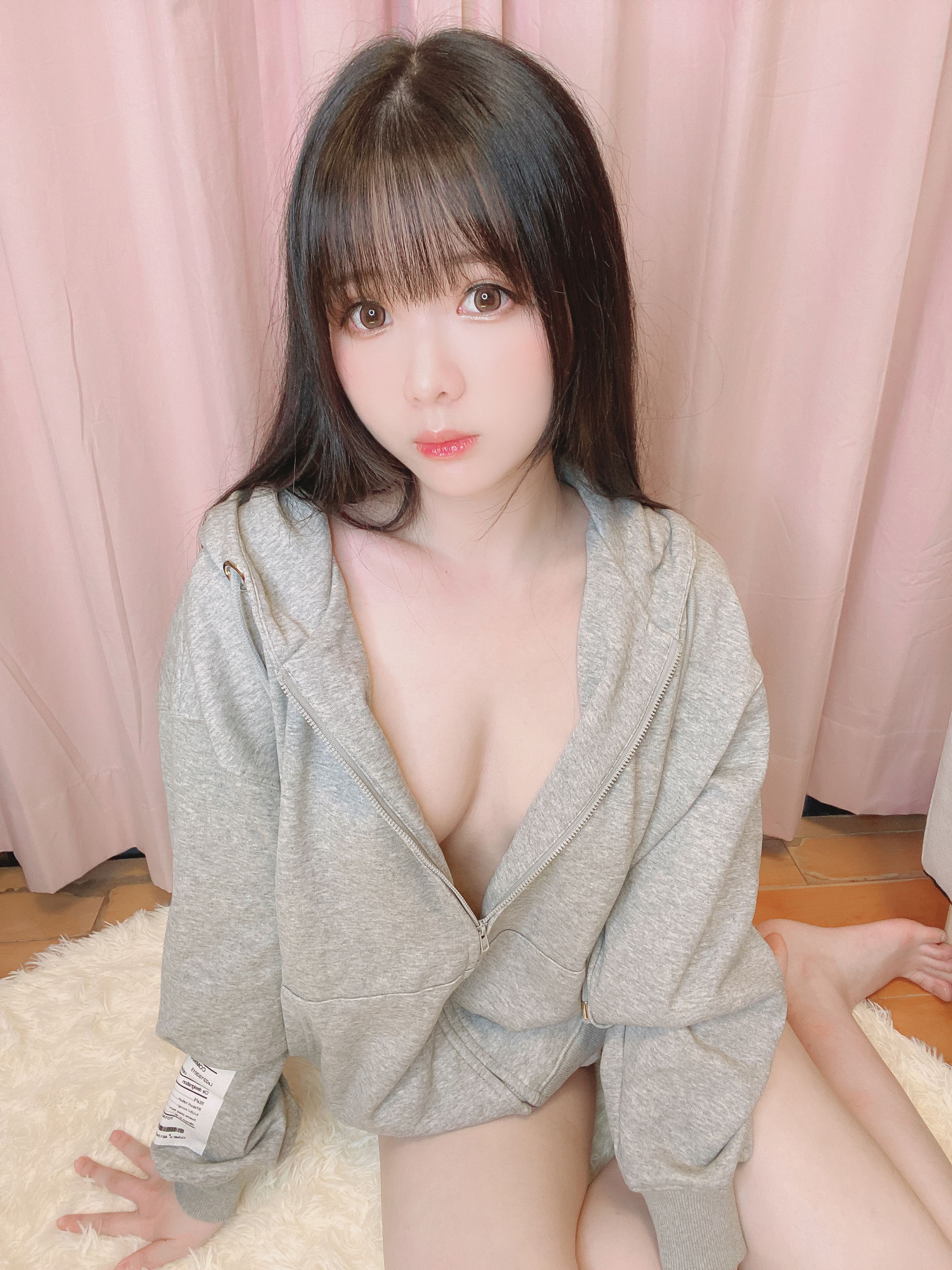 微博妹纸霜月shimo – 裸パーカー [15P]