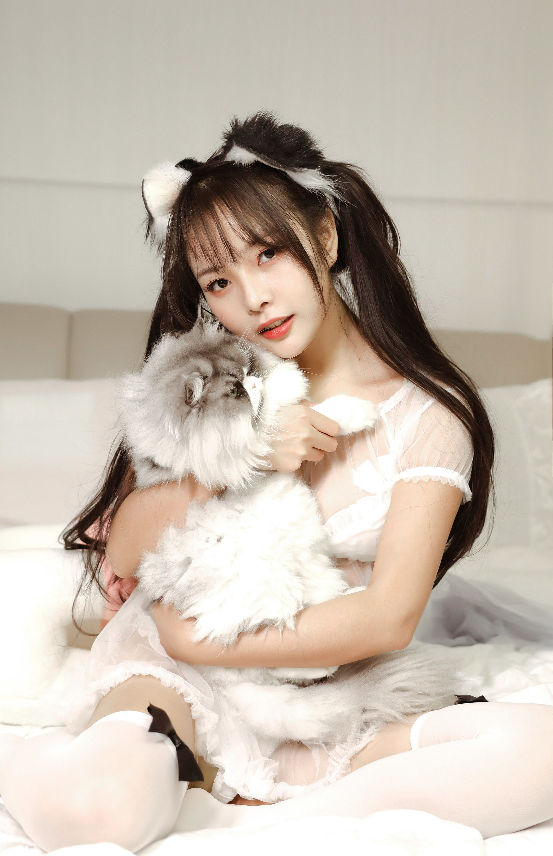 [Cosplay写真] 苏嫣嫣阿姨 – 白色猫耳头饰 [10P]