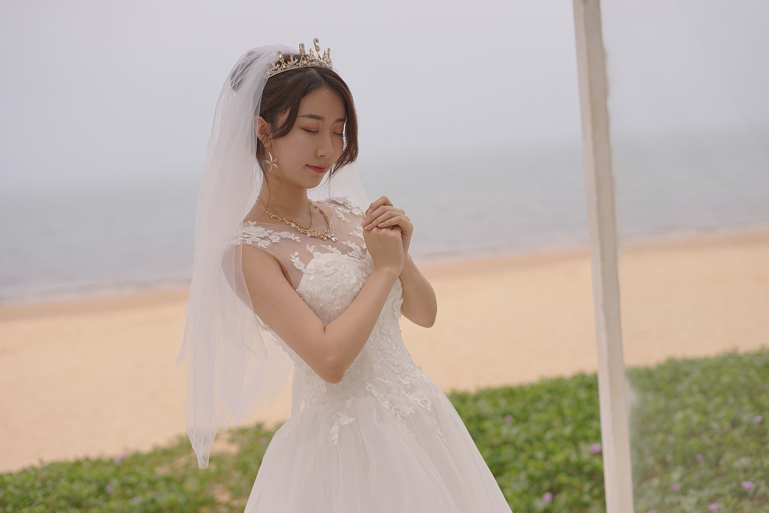 人气Coser黑川 – 海岛之旅 婚纱 [17P]