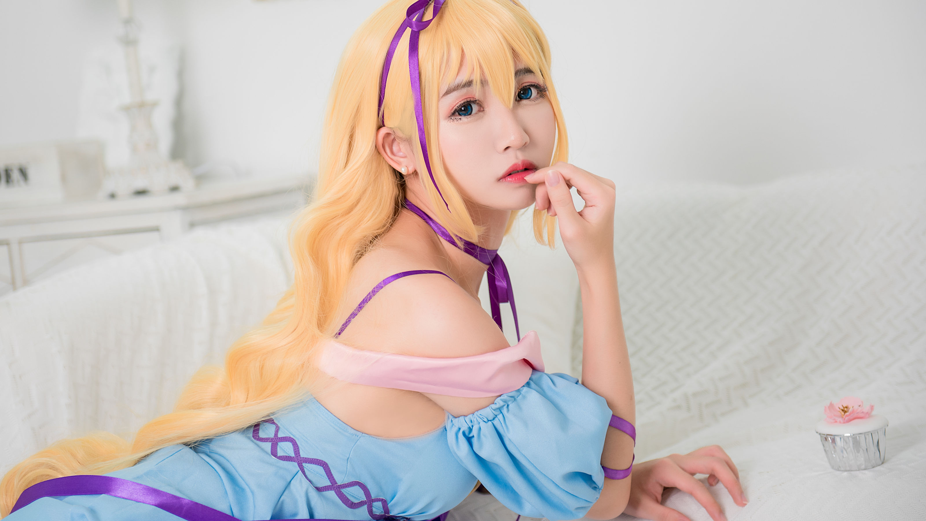 [萝莉COS] 鳗鱼霏儿 – 性感吊带睡裙 [20P]