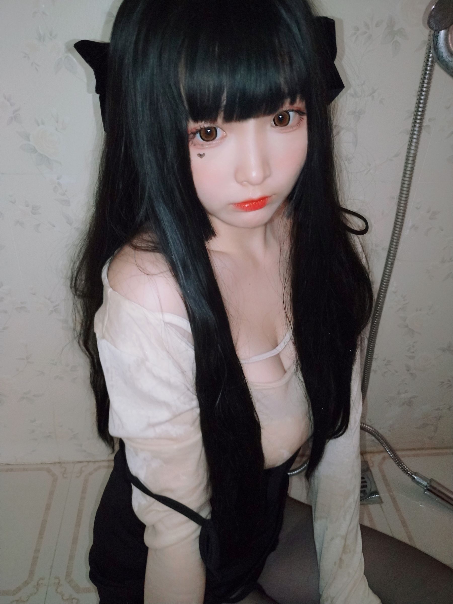 [Cosplay写真] 二次元美女古川kagura – 浴室湿身黑丝 [39P]