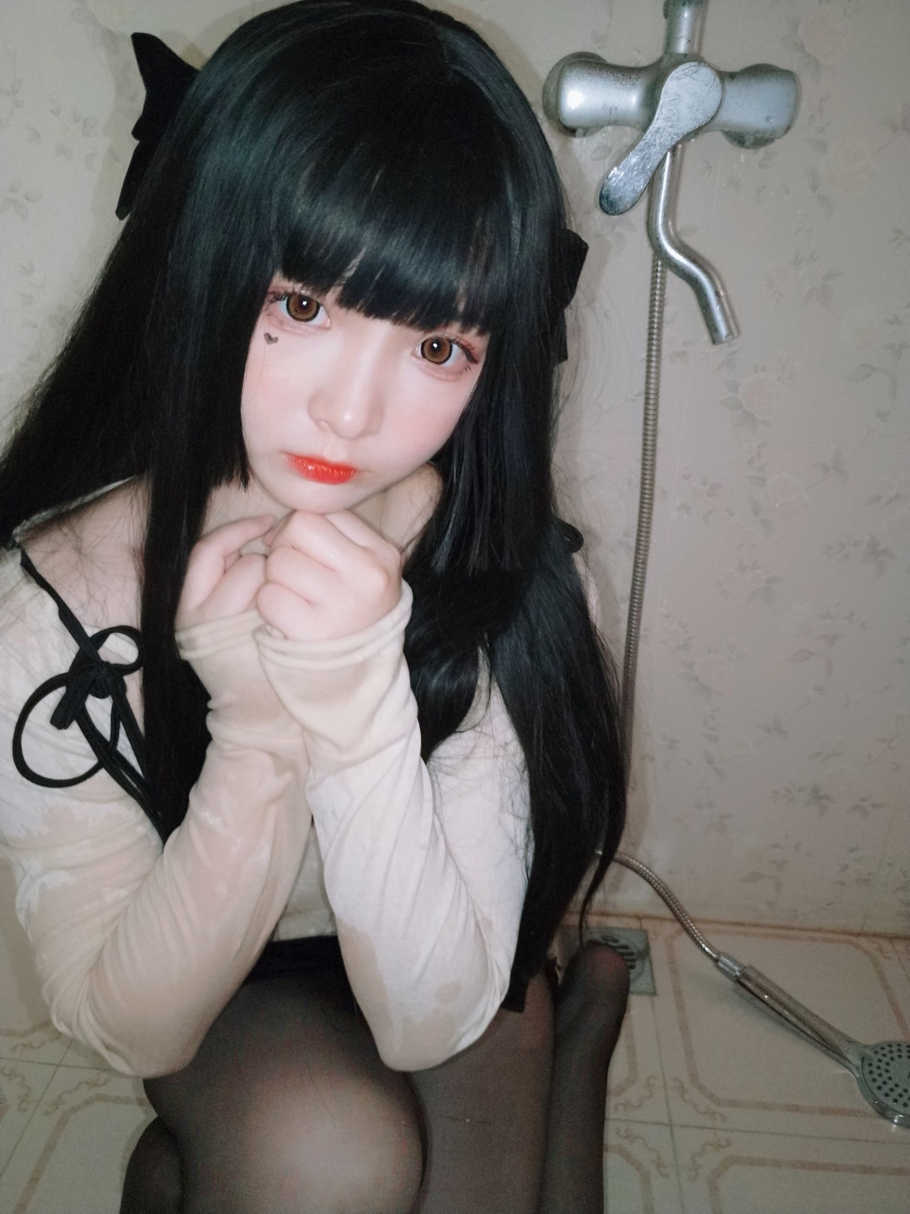 [Cosplay写真] 二次元美女古川kagura – 浴室湿身黑丝 [39P]