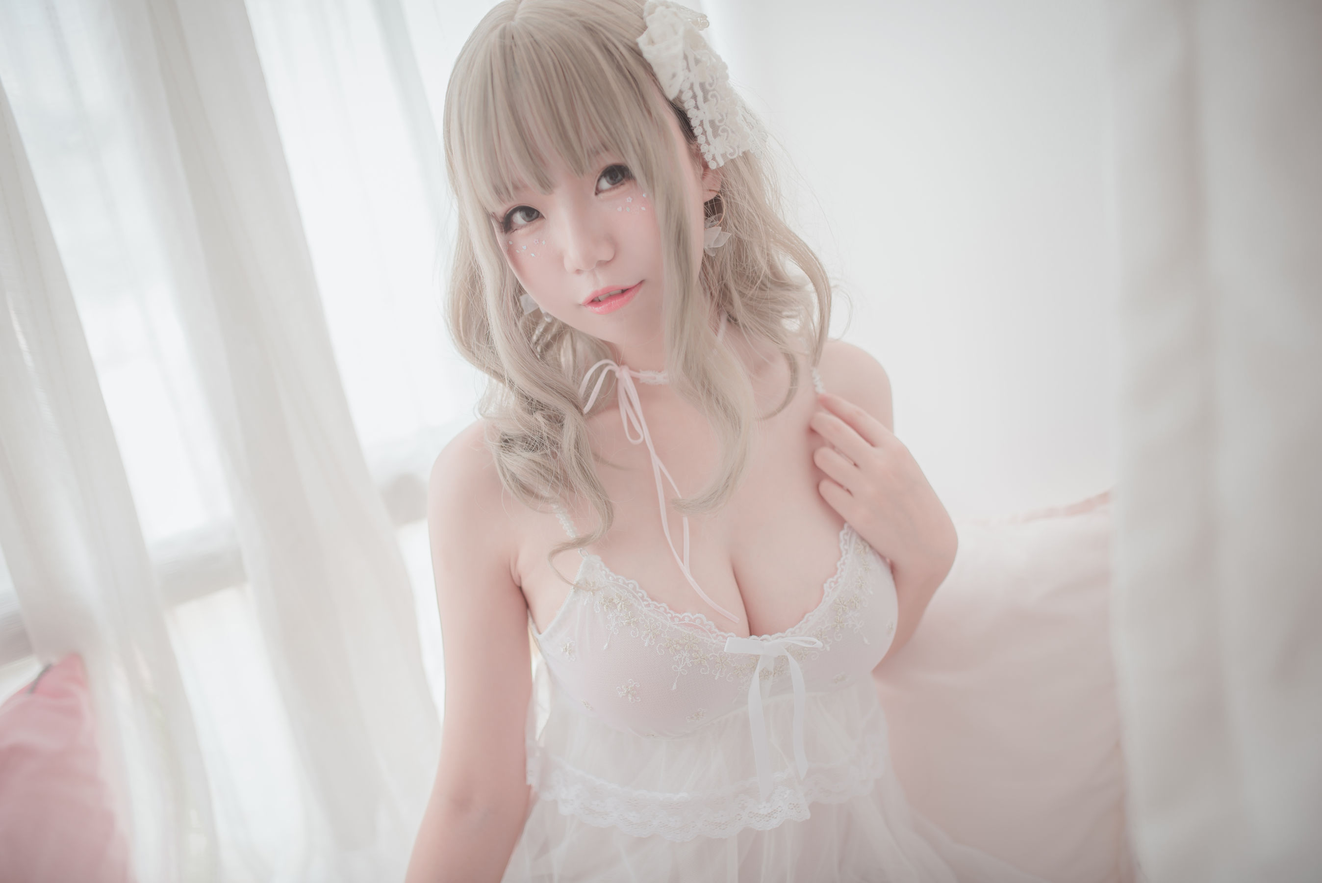 [萝莉COS] Yoko宅夏《白色丝质连衣裙》 [26P]