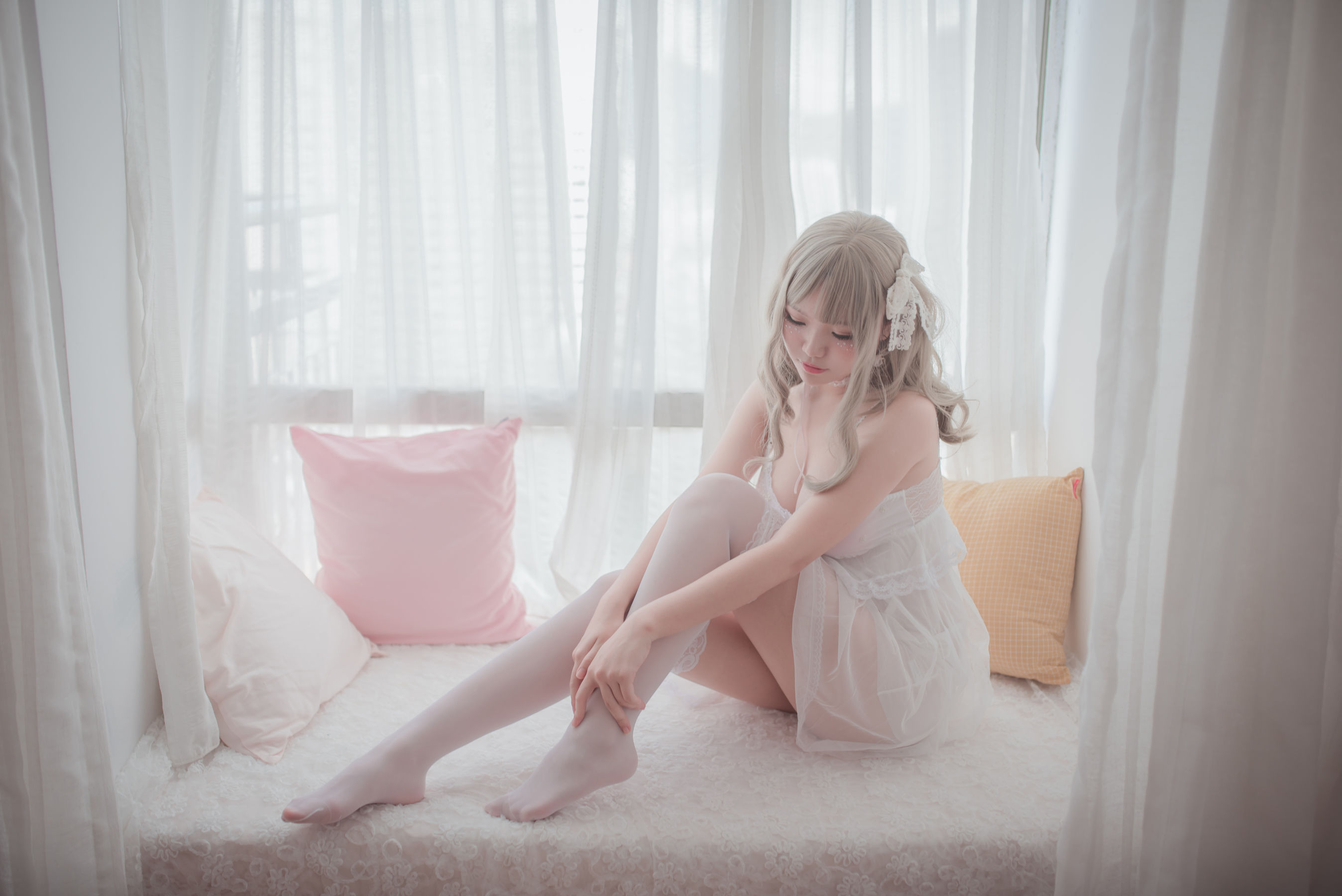 [萝莉COS] Yoko宅夏《白色丝质连衣裙》 [26P]