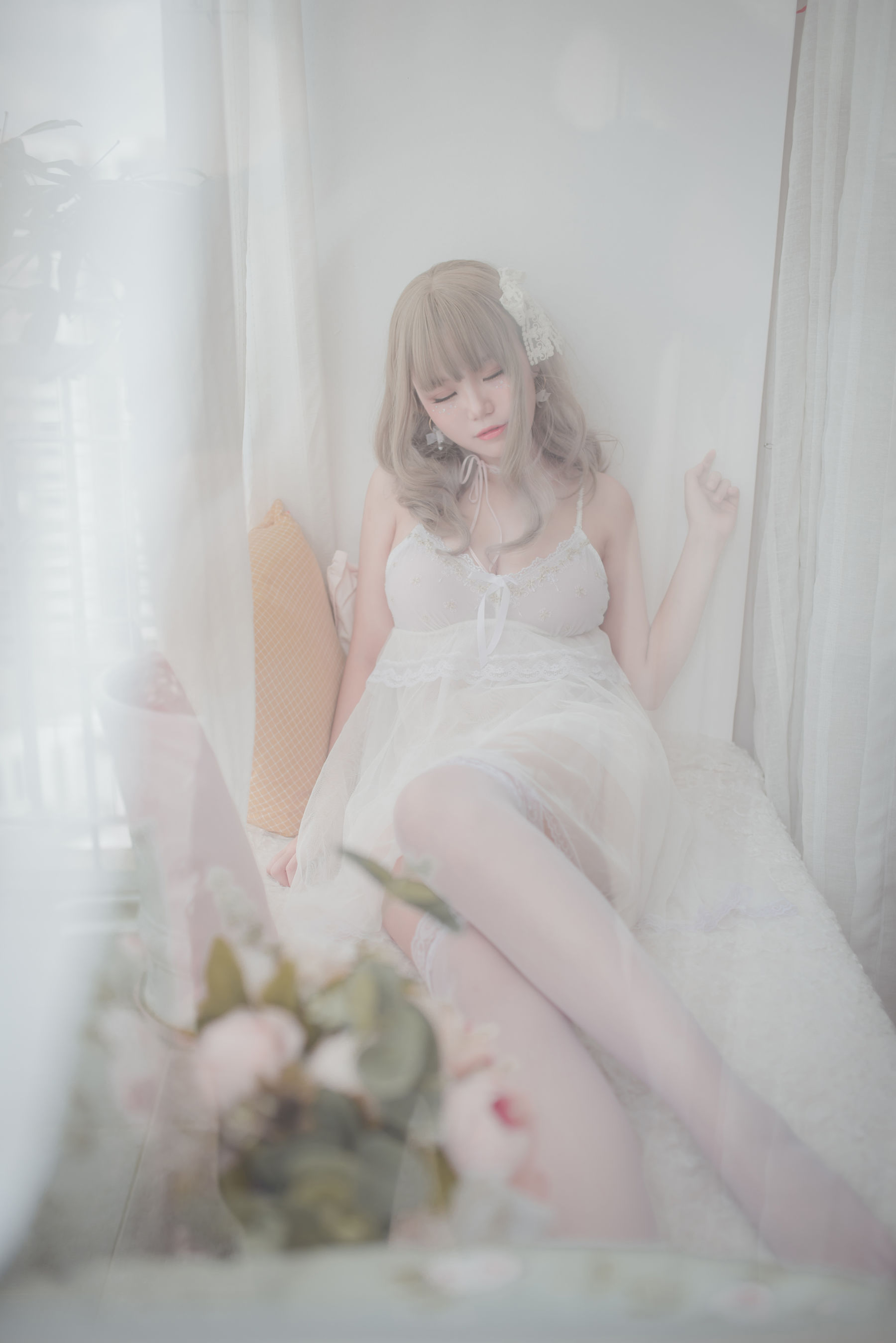 [萝莉COS] Yoko宅夏《白色丝质连衣裙》 [26P]