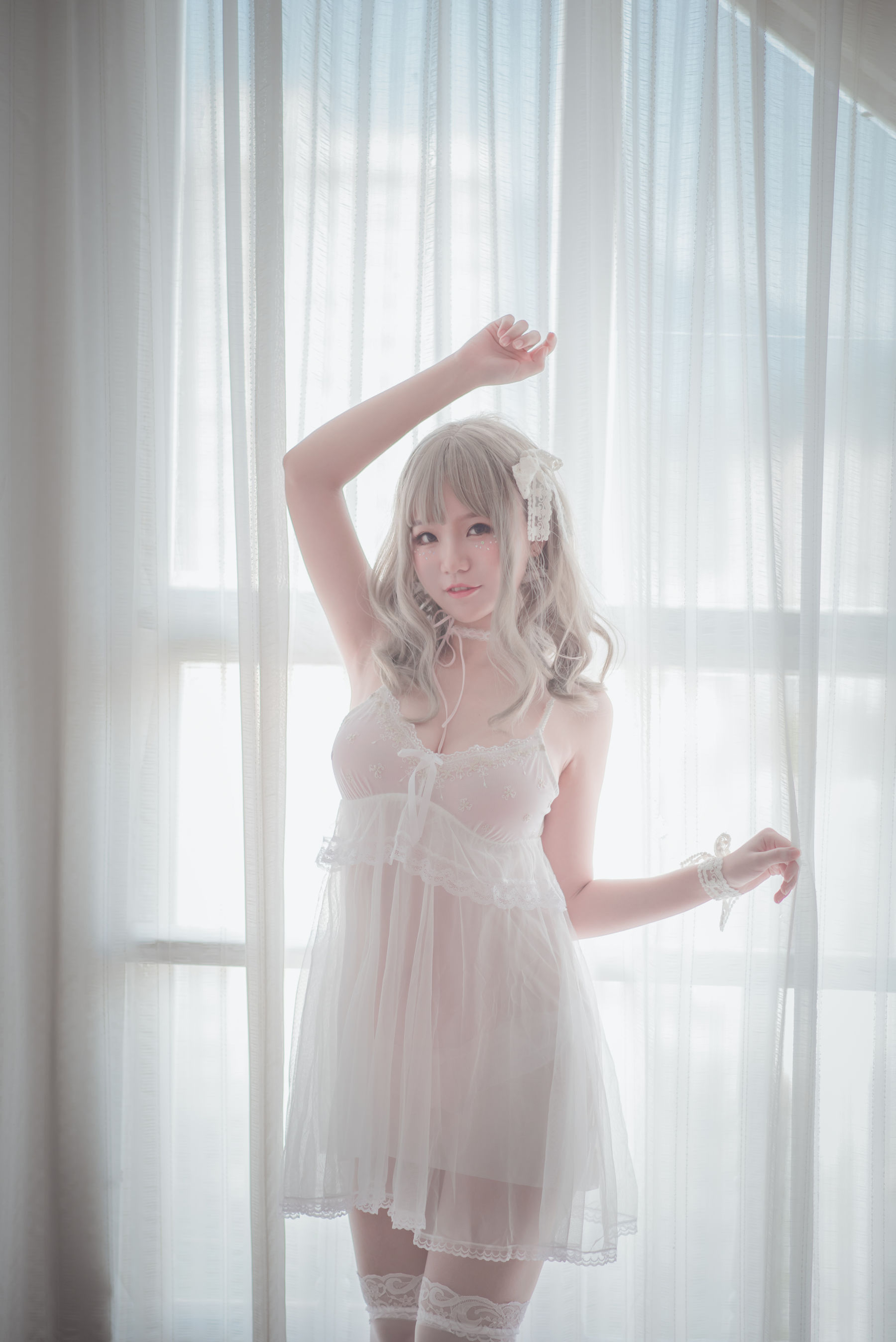 [萝莉COS] Yoko宅夏《白色丝质连衣裙》 [26P]