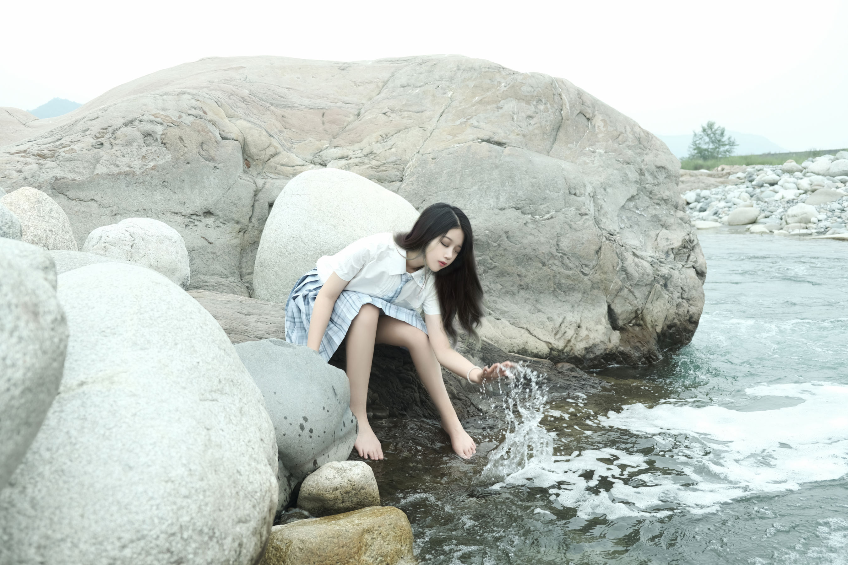 eloise软软 – 河边JK [34P]