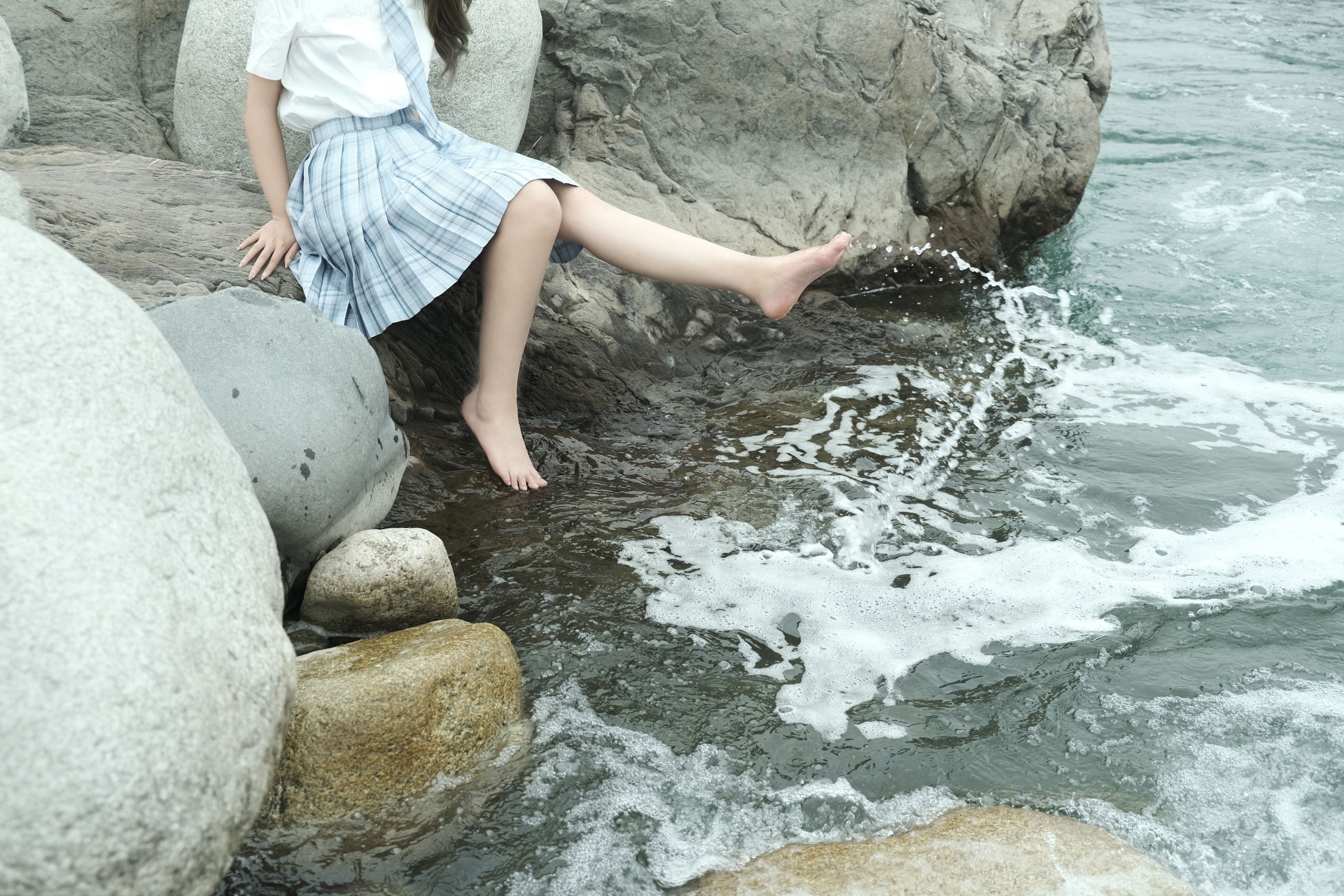eloise软软 – 河边JK [34P]