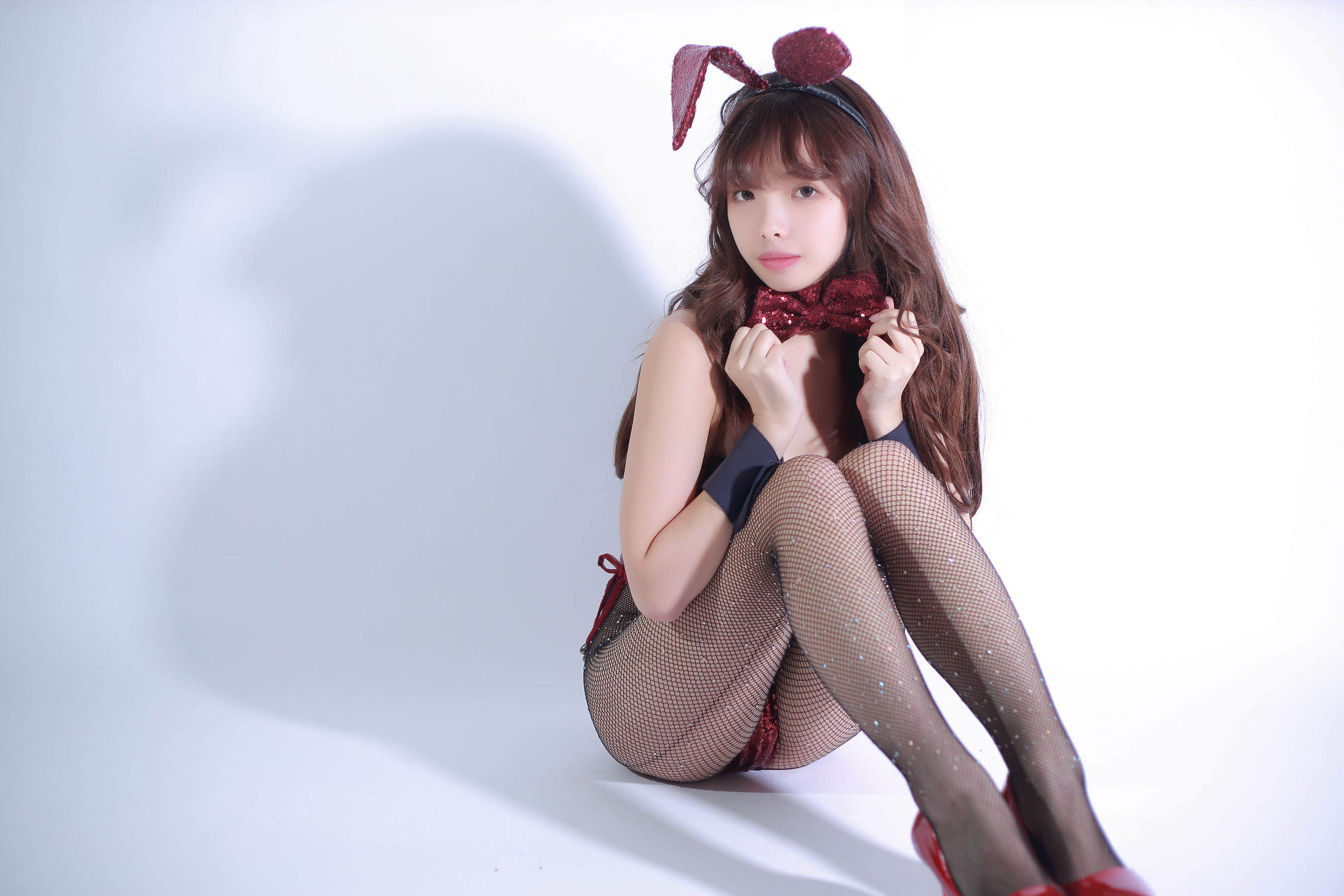 [Cosplay写真] 动漫博主雯妹 – 元旦兔女郎 [5P]