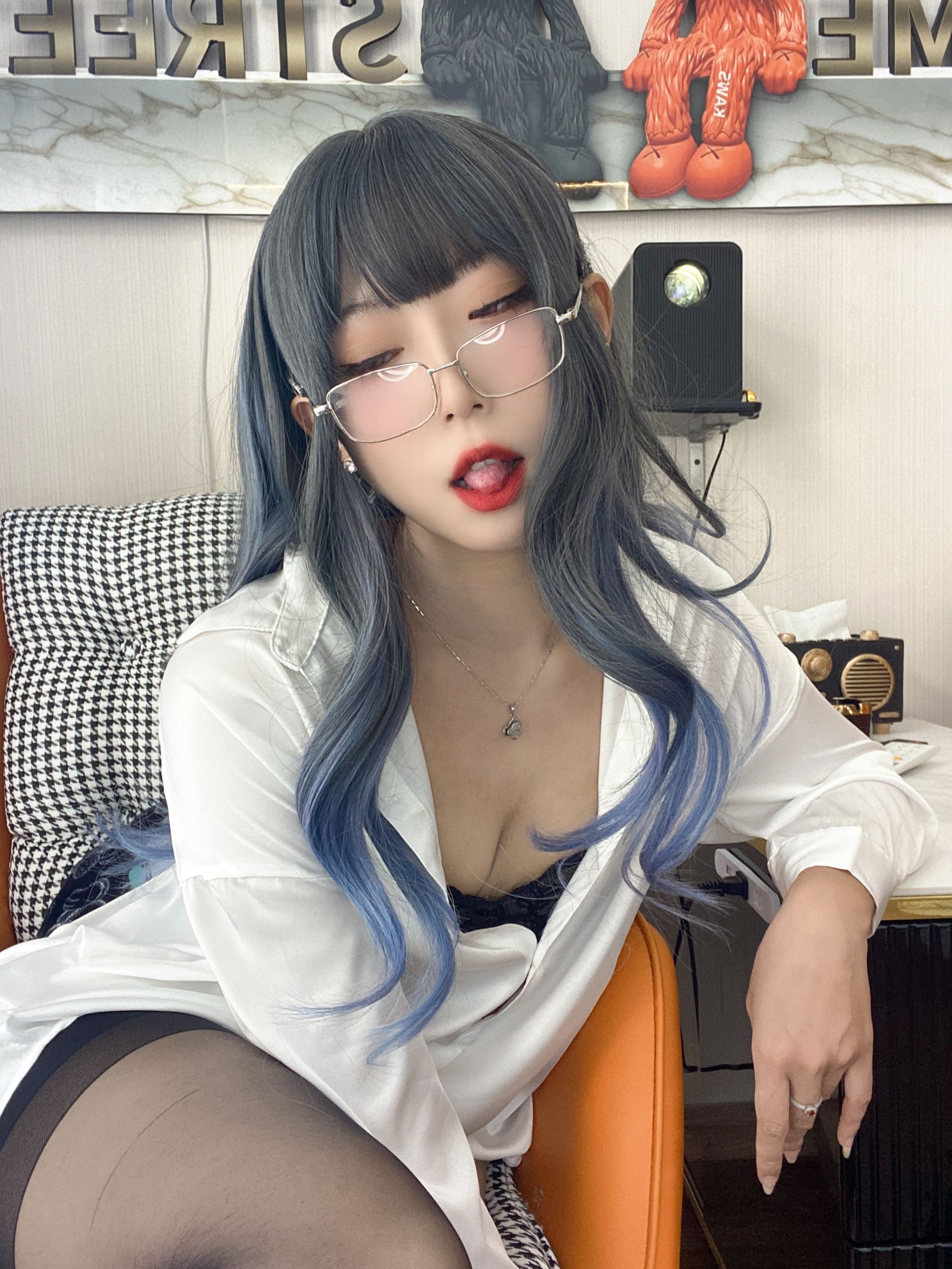 动漫博主Money冷冷 – 白衬衫 [84P]