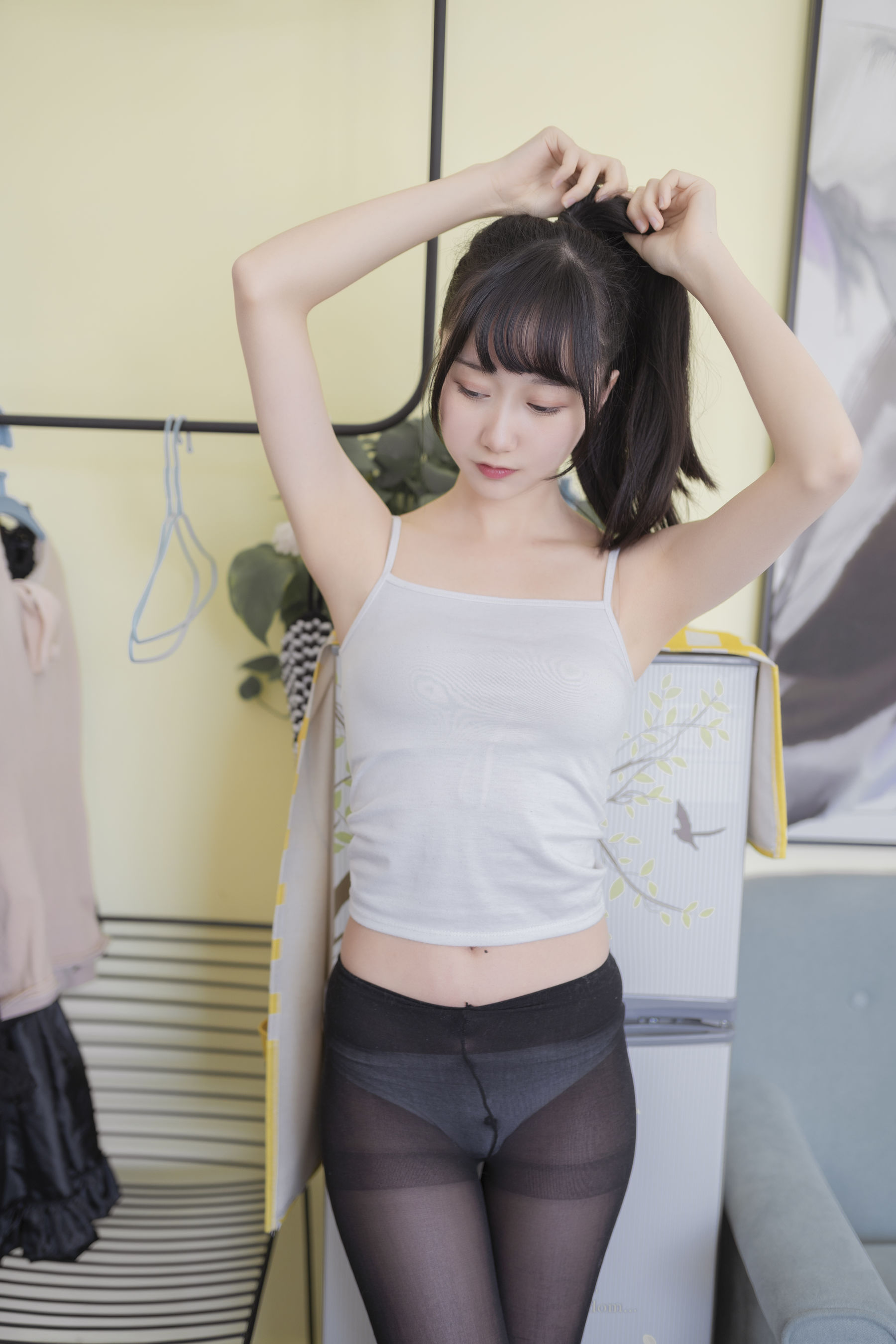 [萝莉COS] 木绵绵OwO – 背心黑丝居家 [40P]