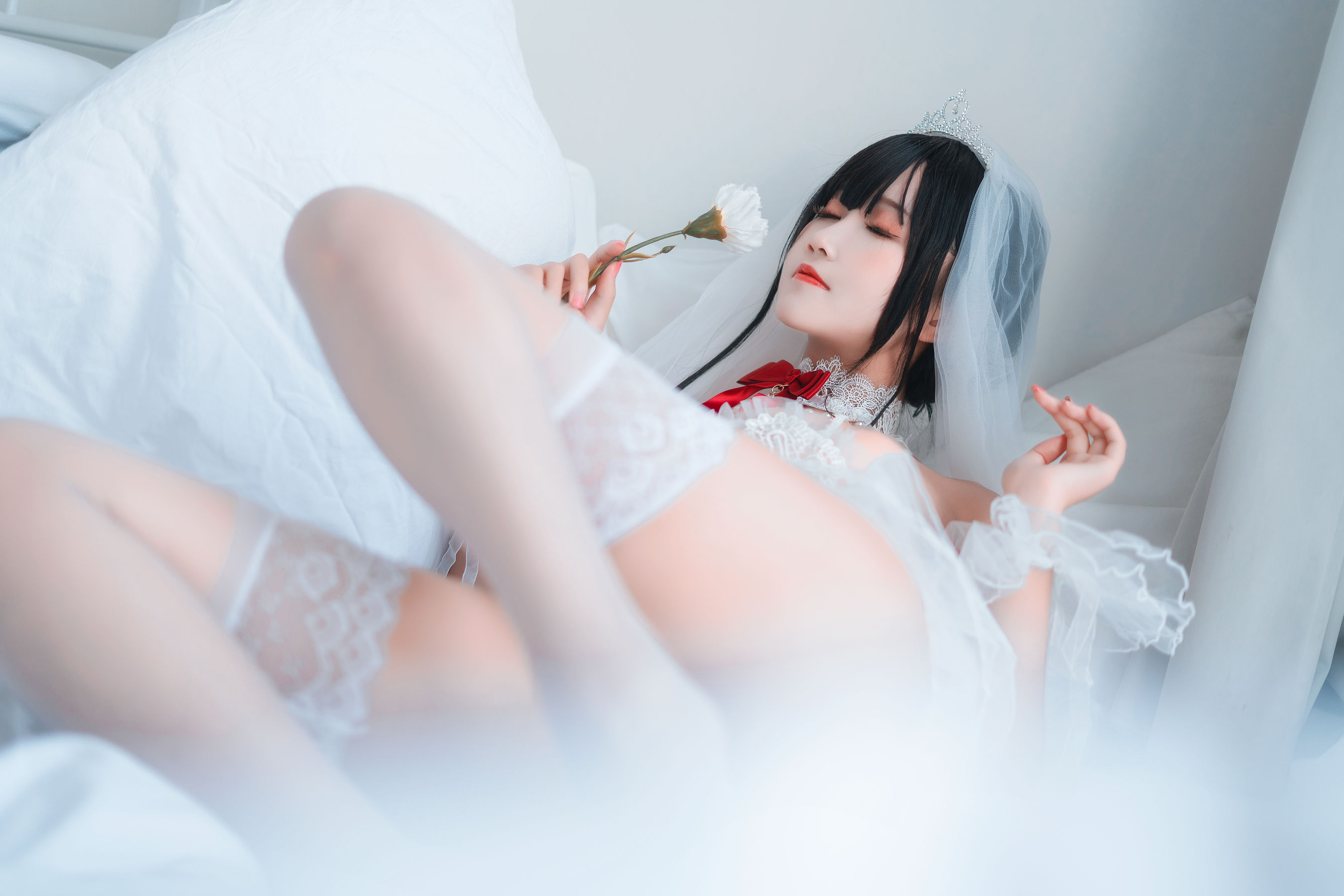 微博妹子三度_69 – 婚纱孔雀翎 [24P]