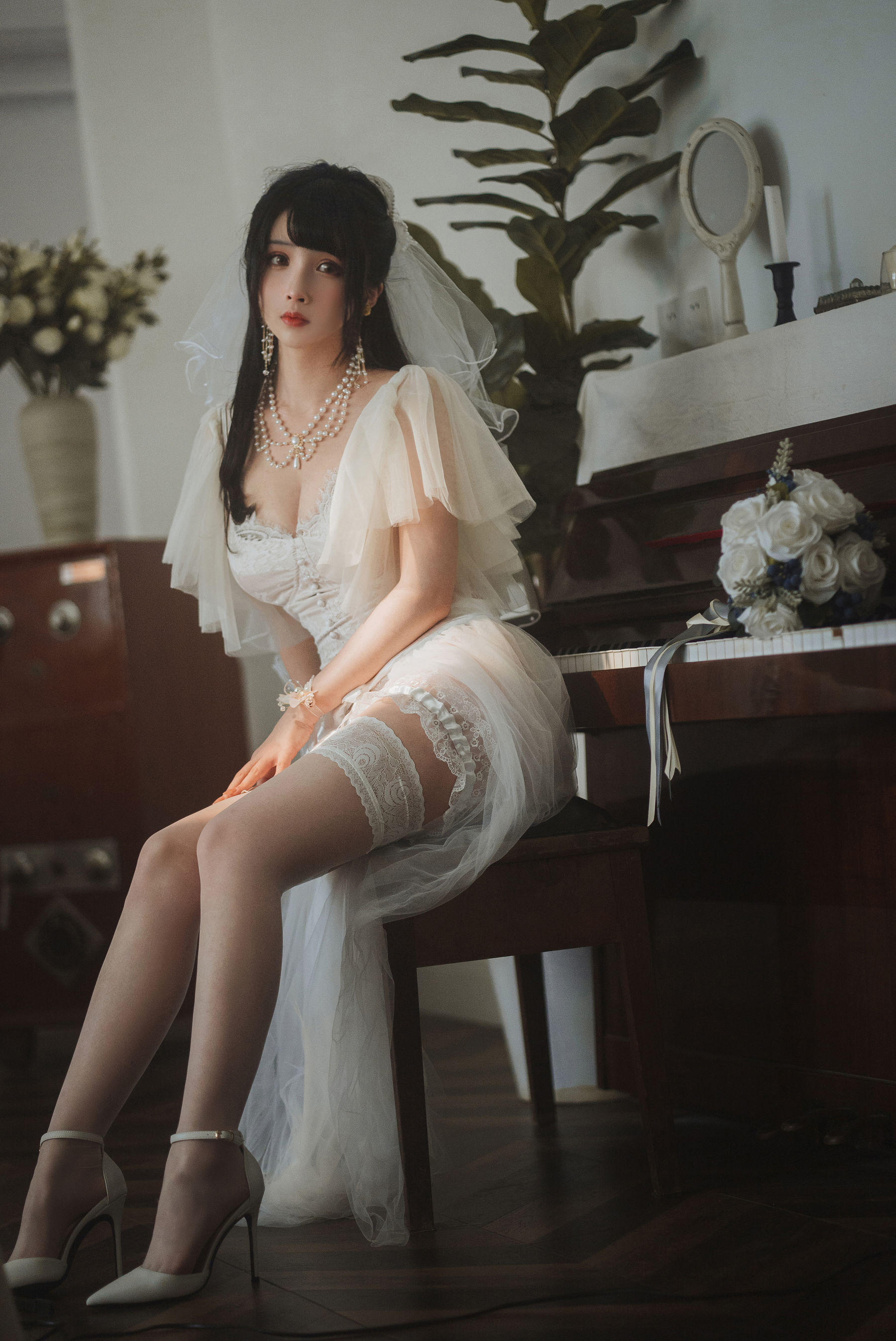 COS福利rioko凉凉子 – 透明婚纱 [37P]