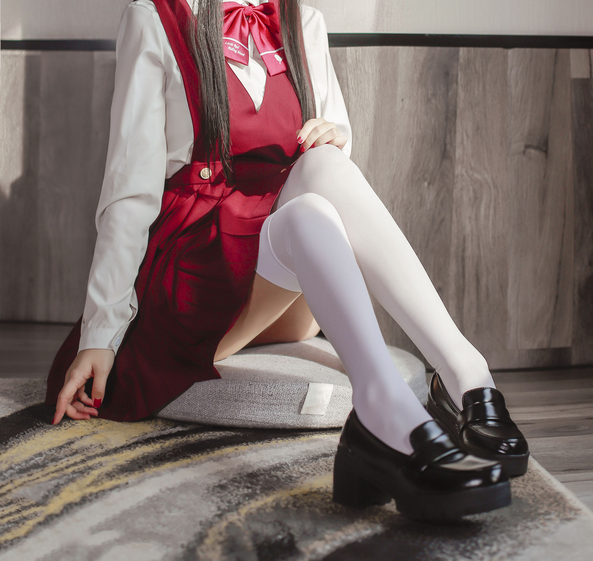 Cosplay日奈娇 – JK少女红裙 [28P]
