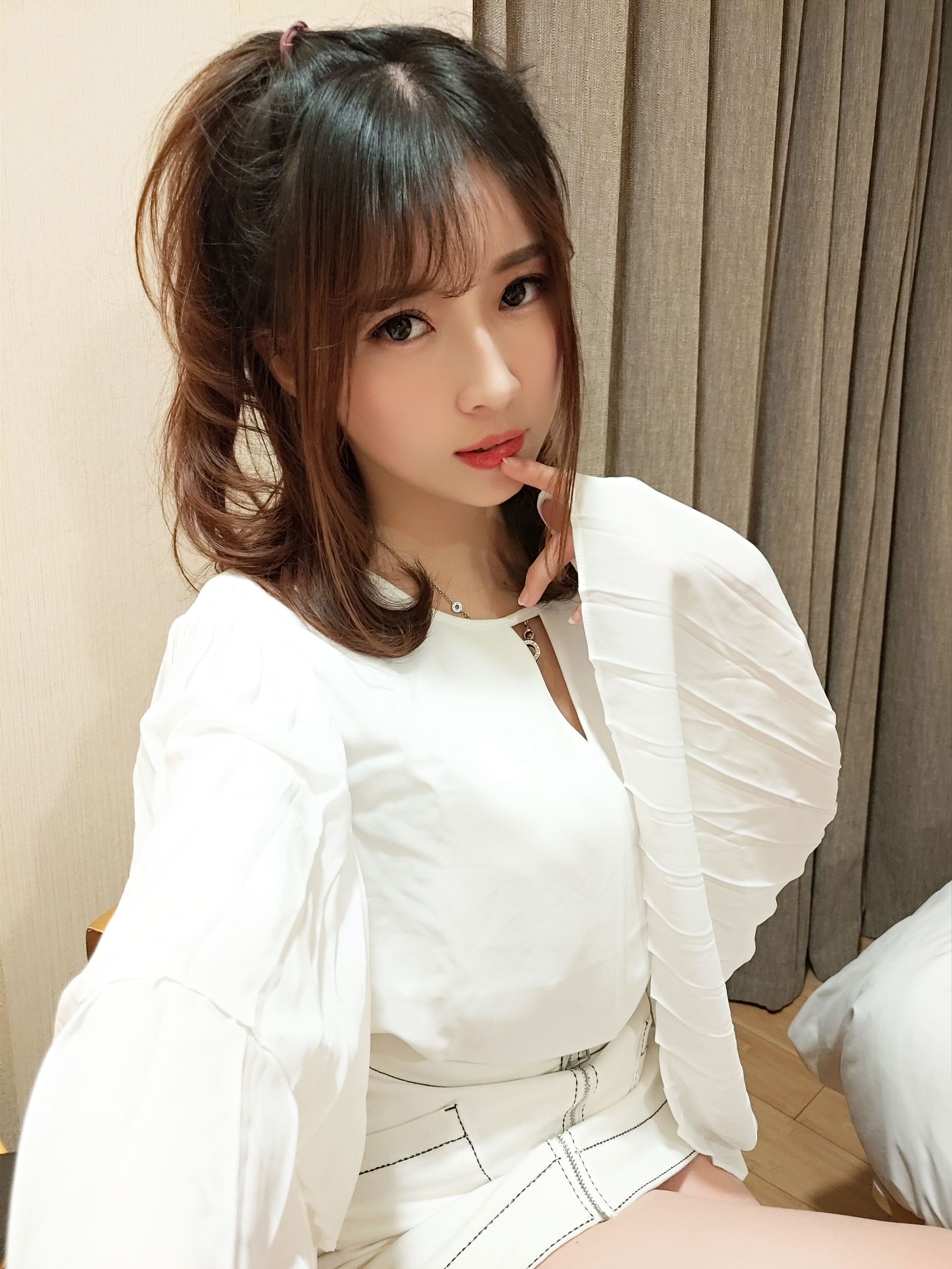斗鱼主播小女巫露娜 – OL风肤色连裤袜 [40P]