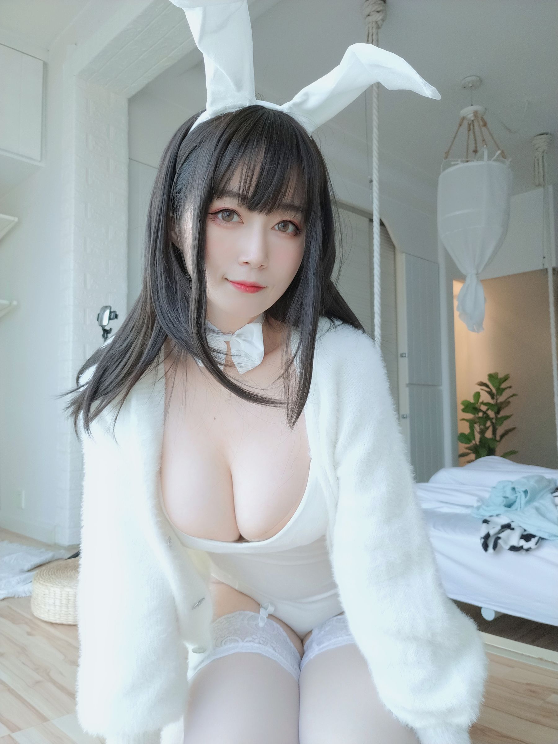 Coser小姐姐白银 – 白丝兔子 [107P]