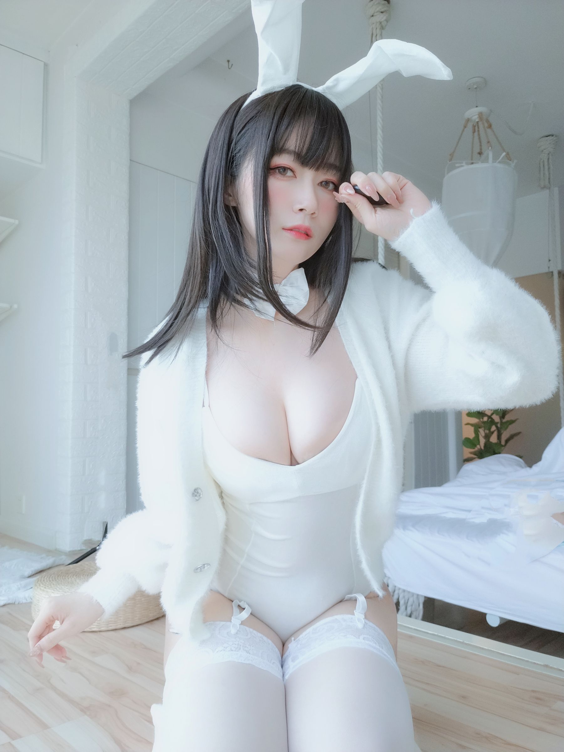 Coser小姐姐白银 – 白丝兔子 [107P]