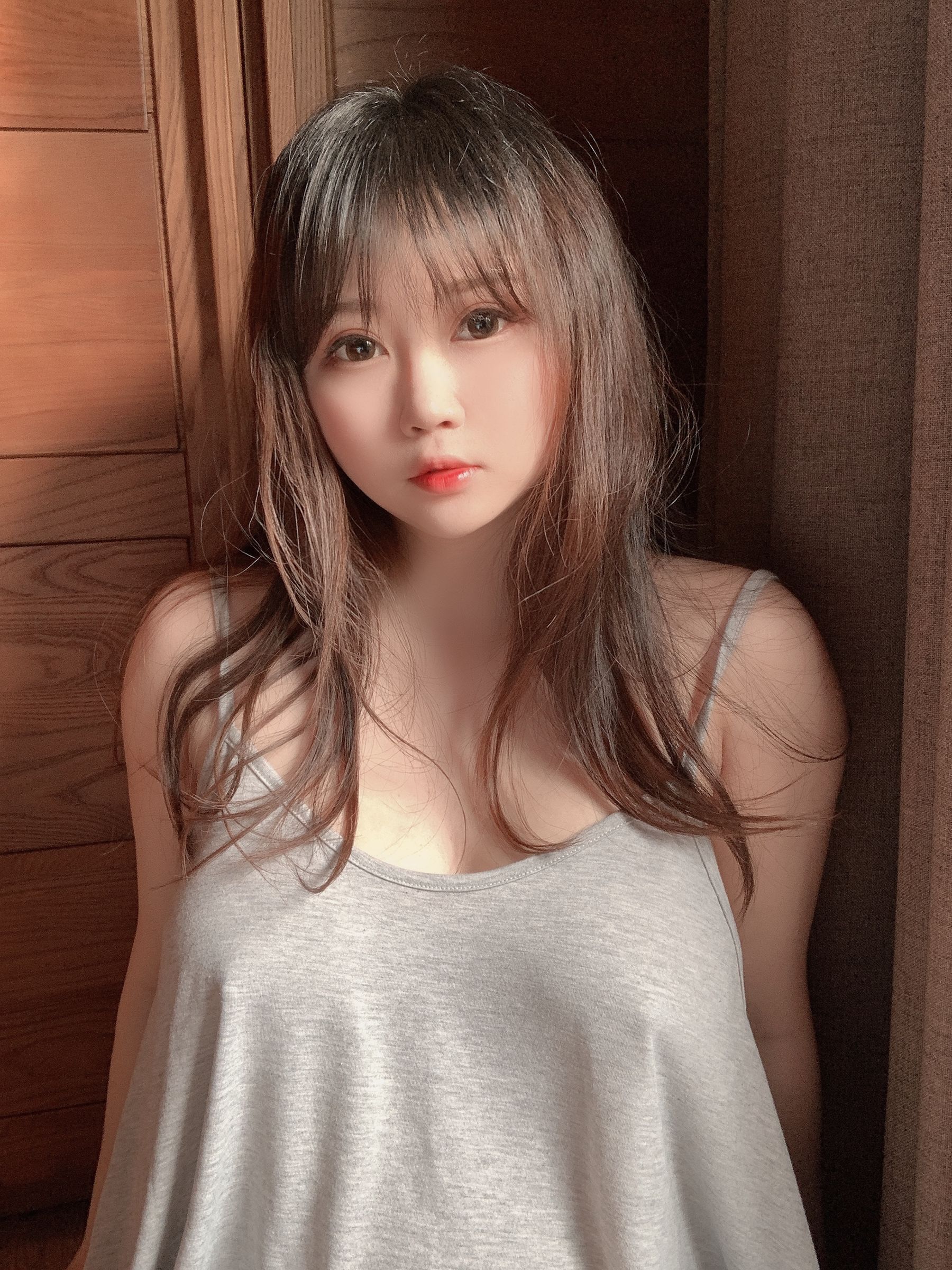 [Cosplay写真] 蜜桃少女是依酱呀 – 光 [34P]