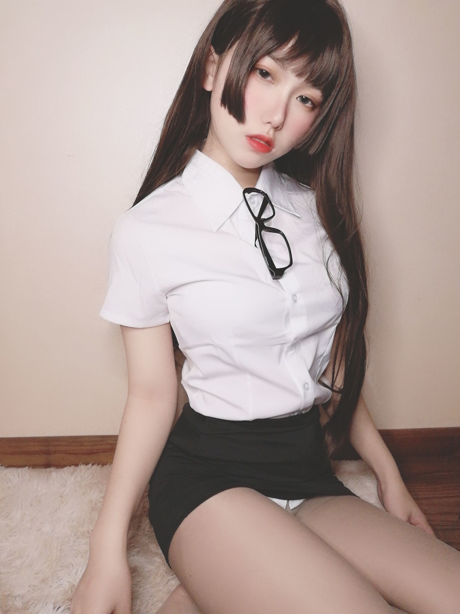 柚子猫 – 醉酒小秘书 [52P]