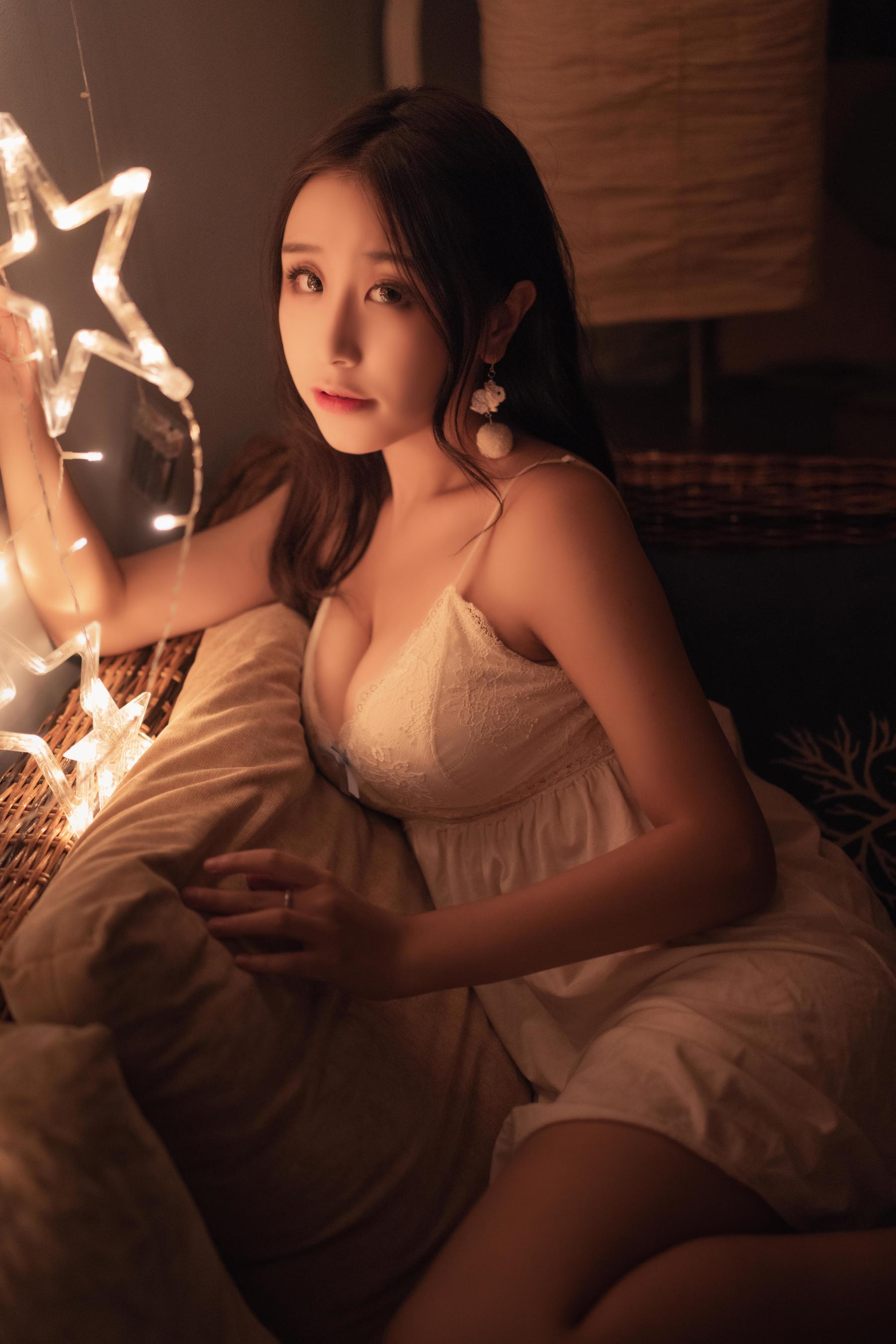 动漫博主穆零Mu0 – 灯下睡衣 [16P]