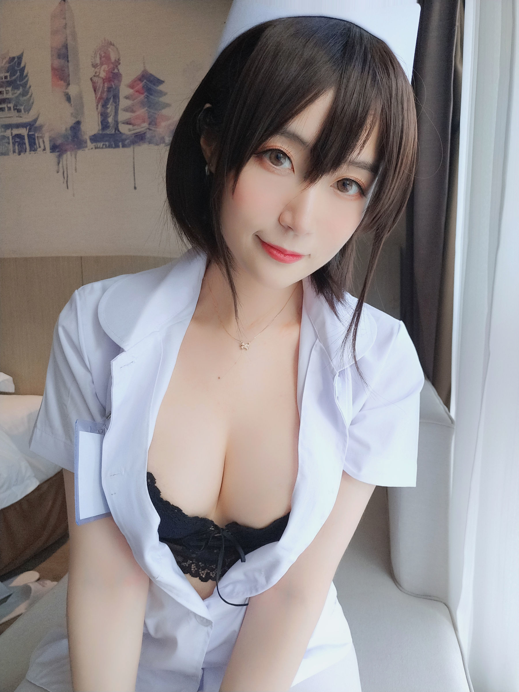 [萝莉COS] 白银 – 短发小护士 [37P]