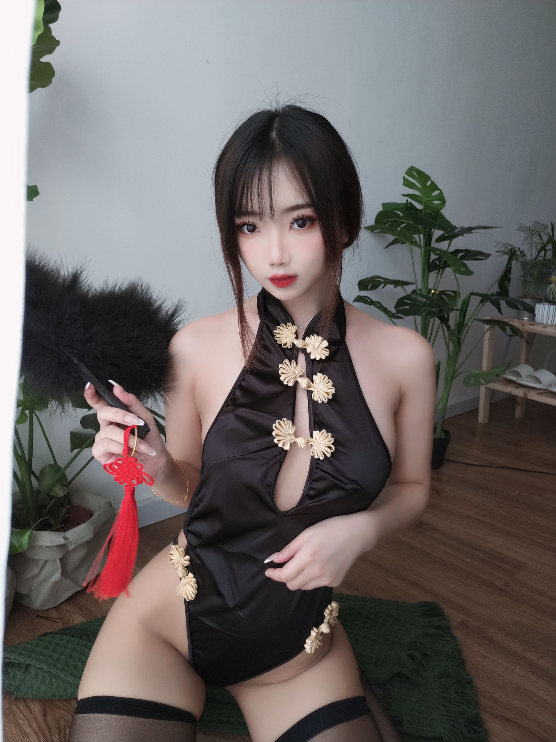[Cosplay写真] 白嫩美少女鬼畜瑶 – 黑色短款旗袍 [35P]