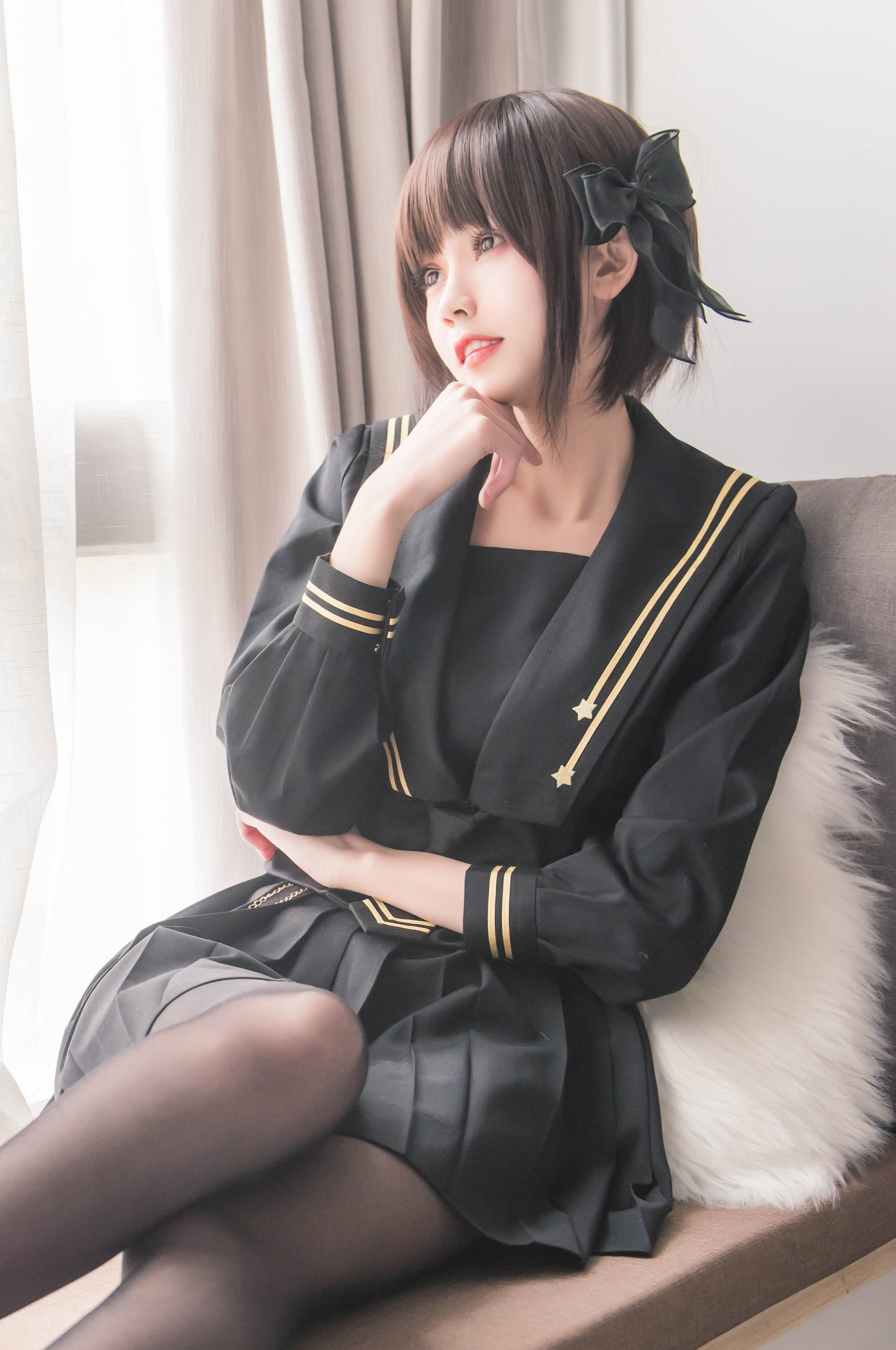 [萝莉COS] 小妖精你的负卿 – 窗台制服 [18P]