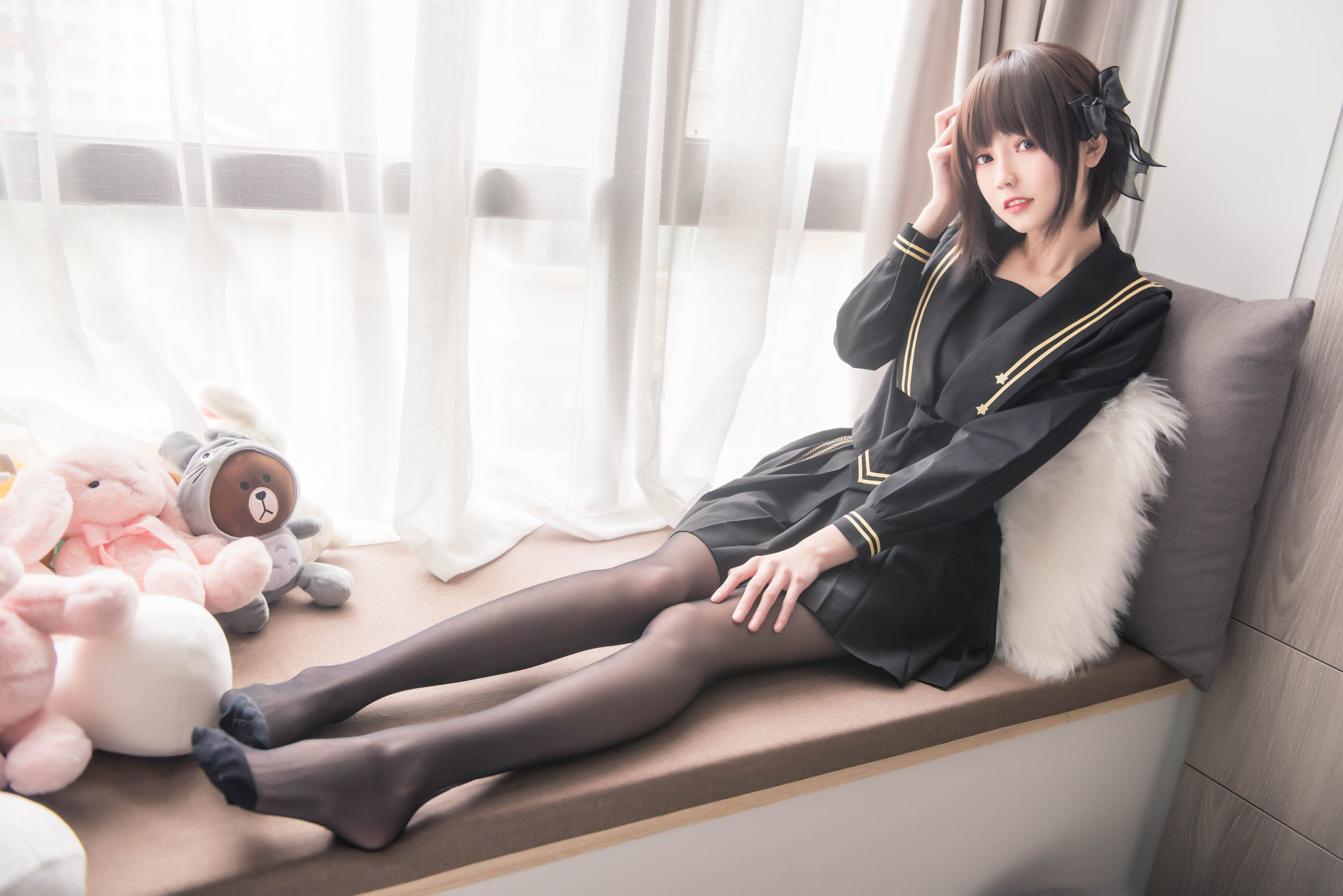 [萝莉COS] 小妖精你的负卿 – 窗台制服 [18P]