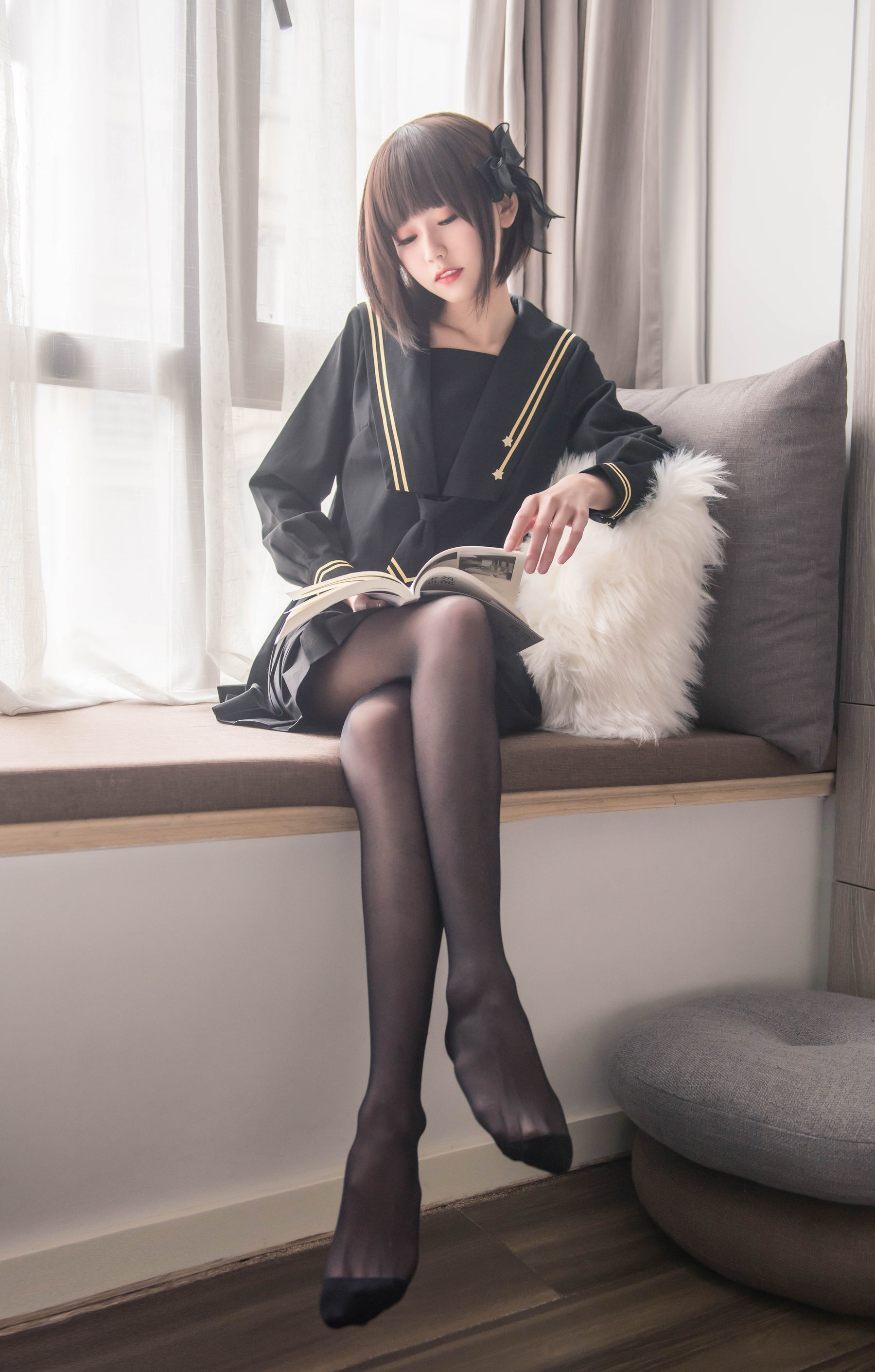 [萝莉COS] 小妖精你的负卿 – 窗台制服 [18P]