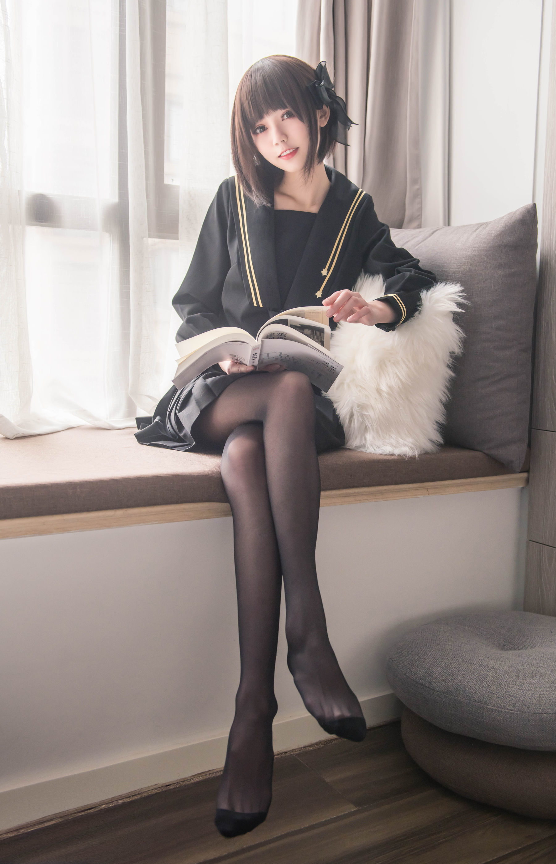 [萝莉COS] 小妖精你的负卿 – 窗台制服 [18P]