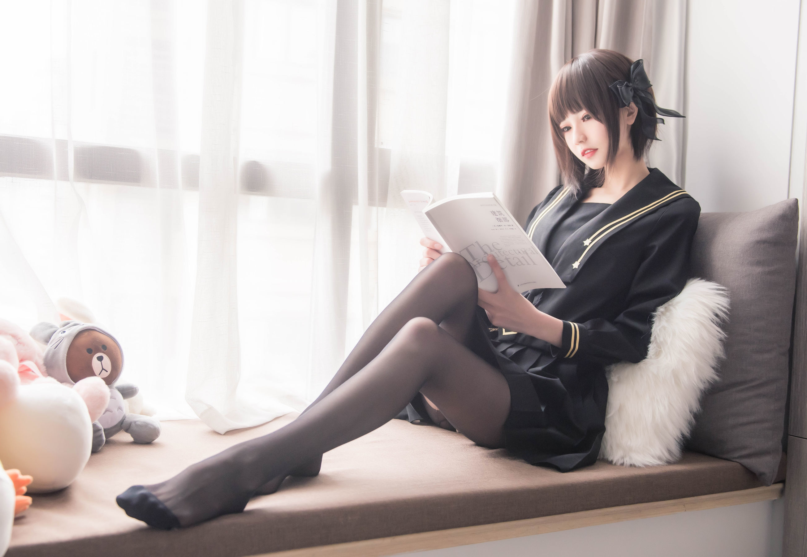 [萝莉COS] 小妖精你的负卿 – 窗台制服 [18P]