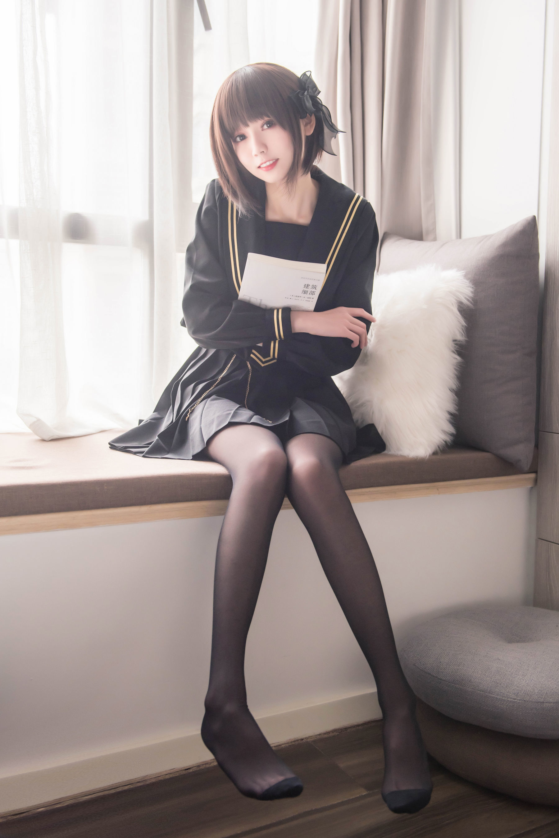 [萝莉COS] 小妖精你的负卿 – 窗台制服 [18P]