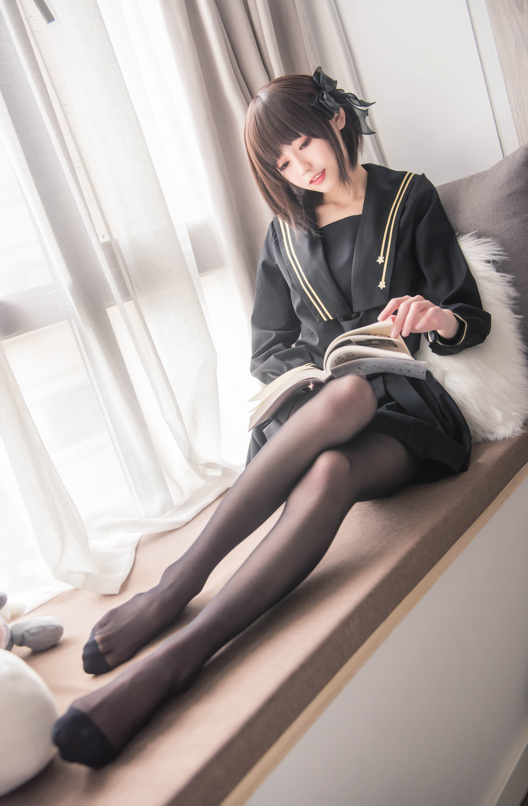[萝莉COS] 小妖精你的负卿 – 窗台制服 [18P]