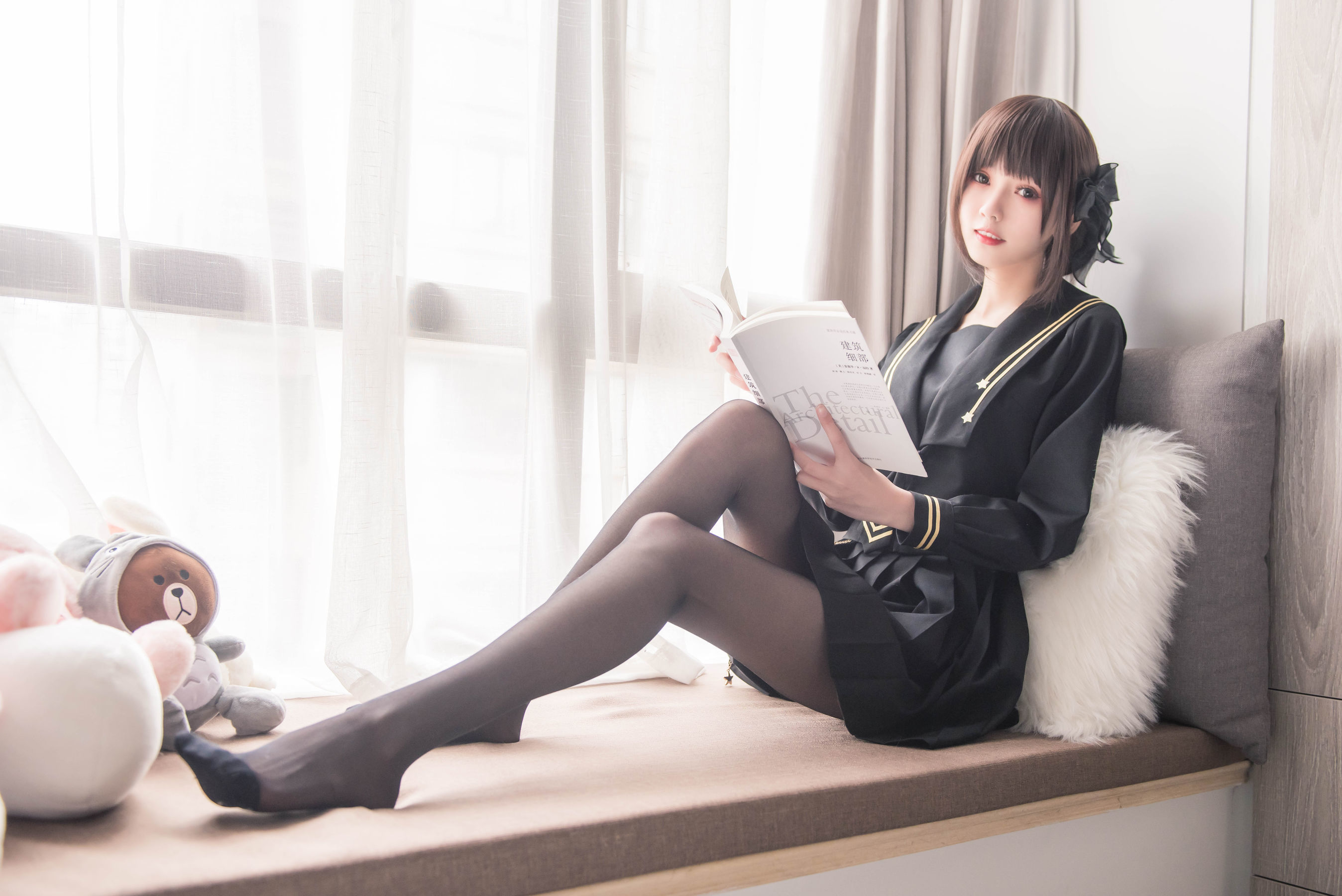 [萝莉COS] 小妖精你的负卿 – 窗台制服 [18P]