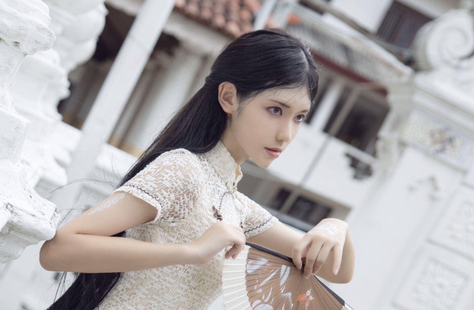 动漫博主南桃Momoko 街拍白旗袍 [11P]