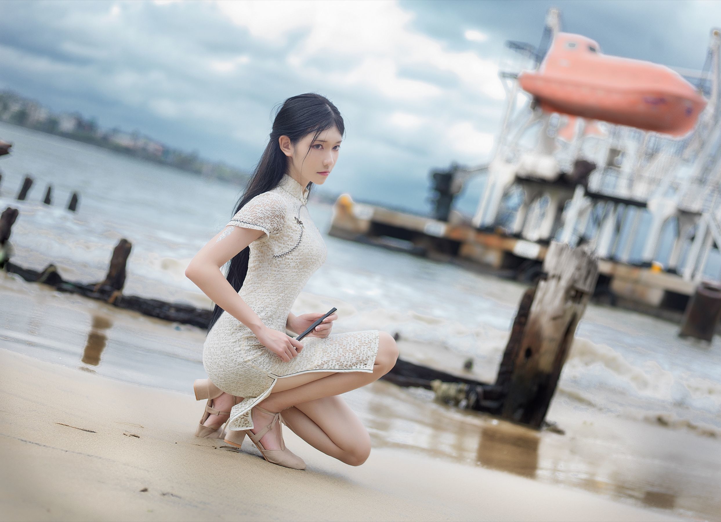 动漫博主南桃Momoko 街拍白旗袍 [11P]