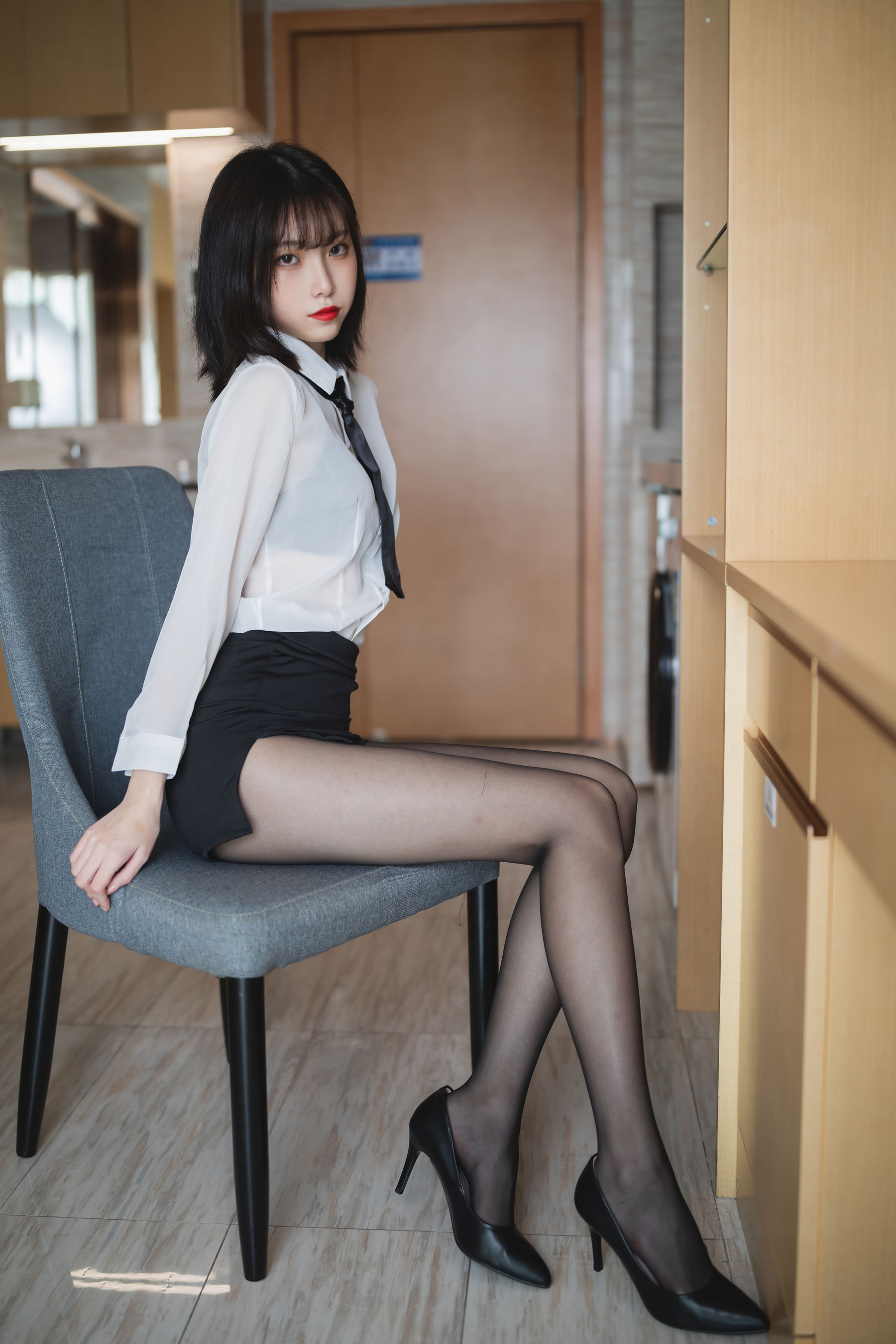 许岚 – OL制服 [41P]