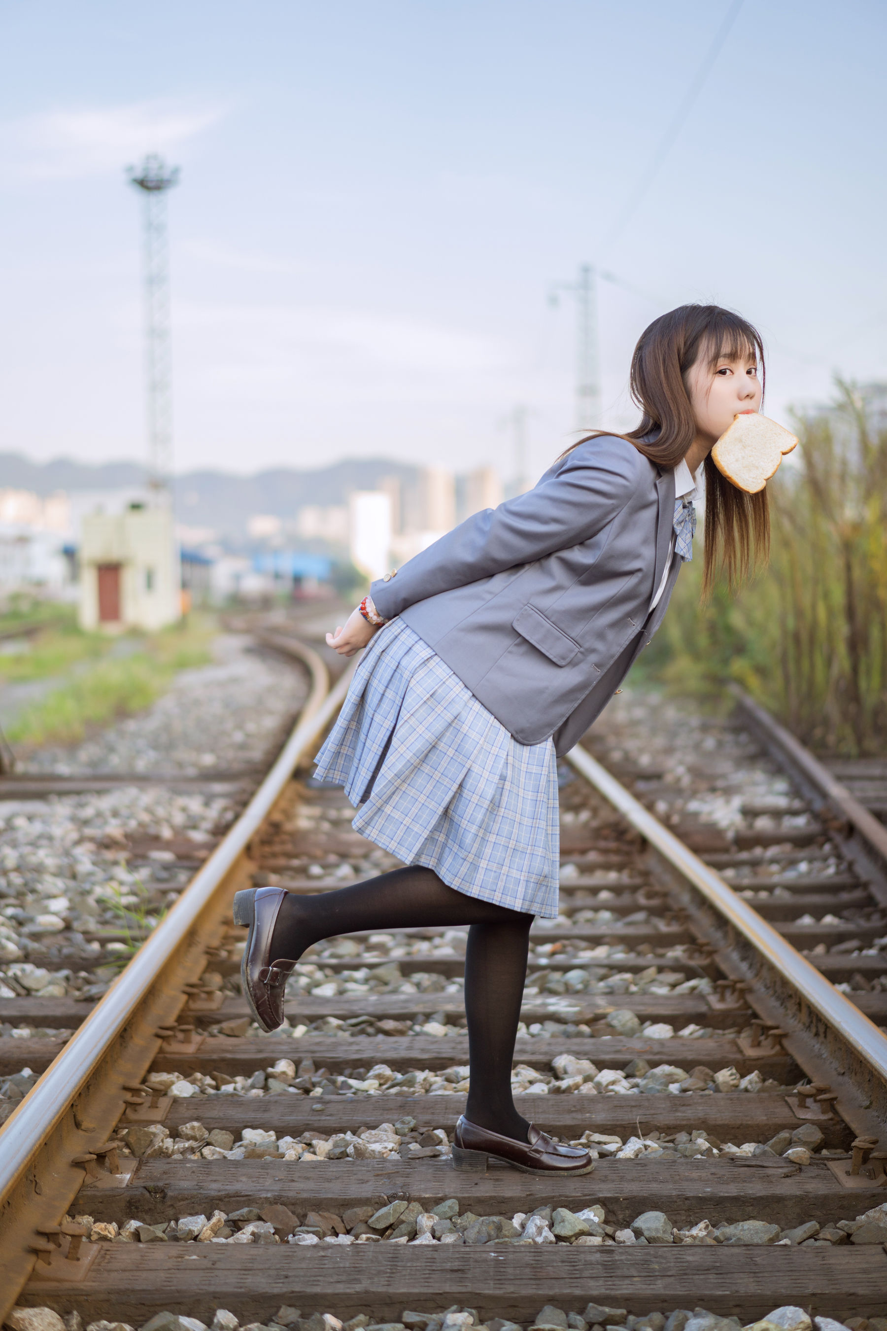 微博福利姬镜酱 私奔之制服 [30P]