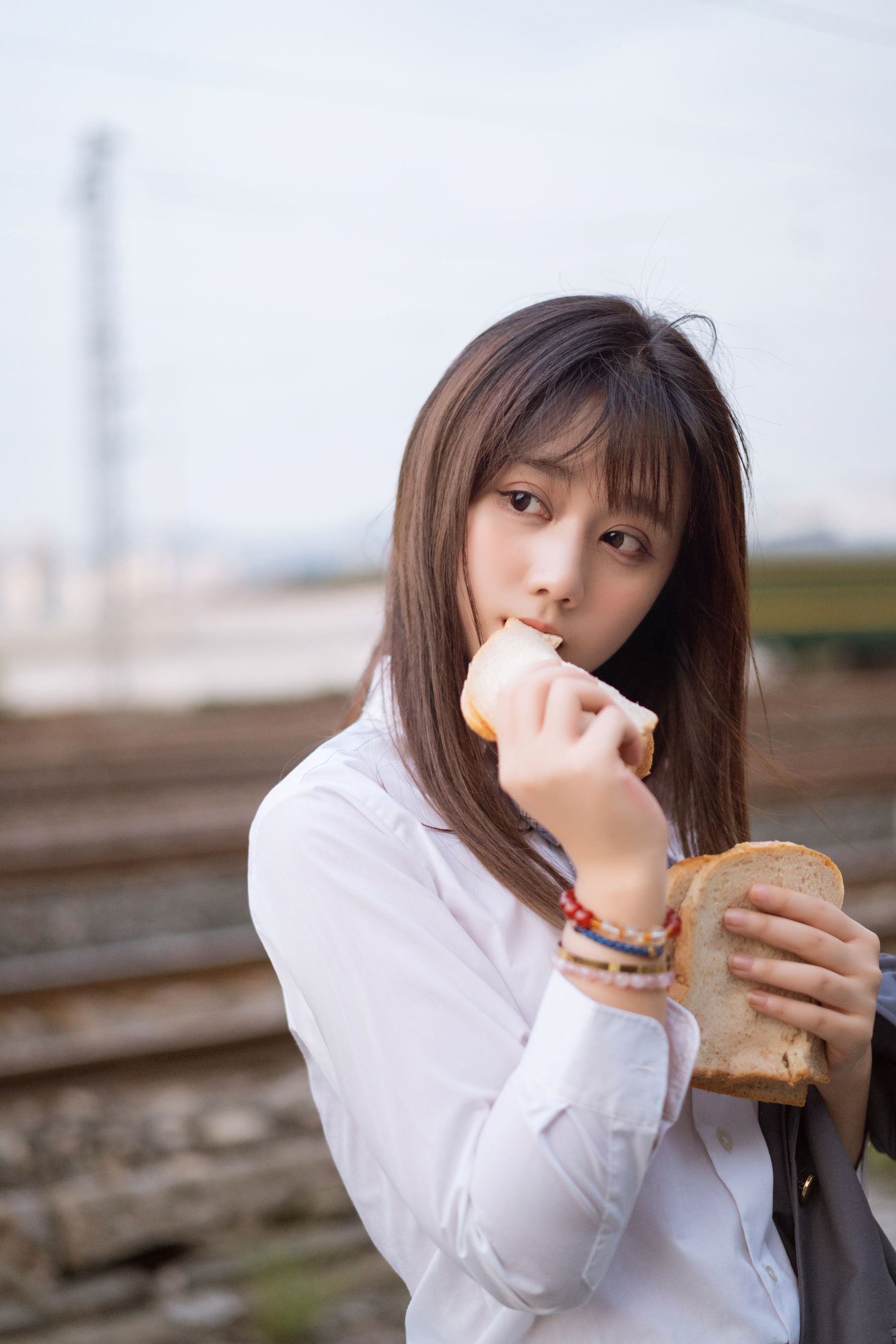 微博福利姬镜酱 私奔之制服 [30P]