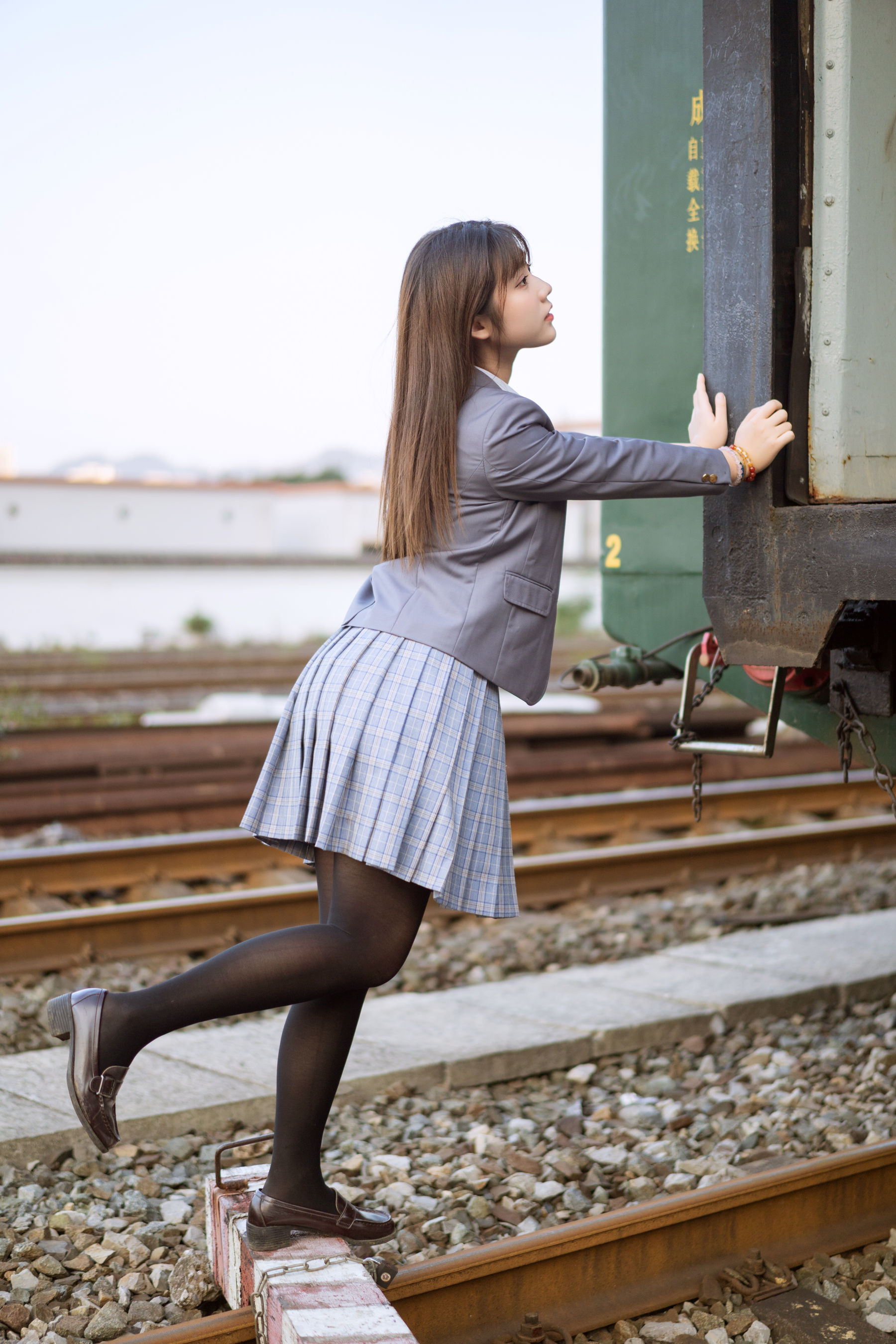 微博福利姬镜酱 私奔之制服 [30P]