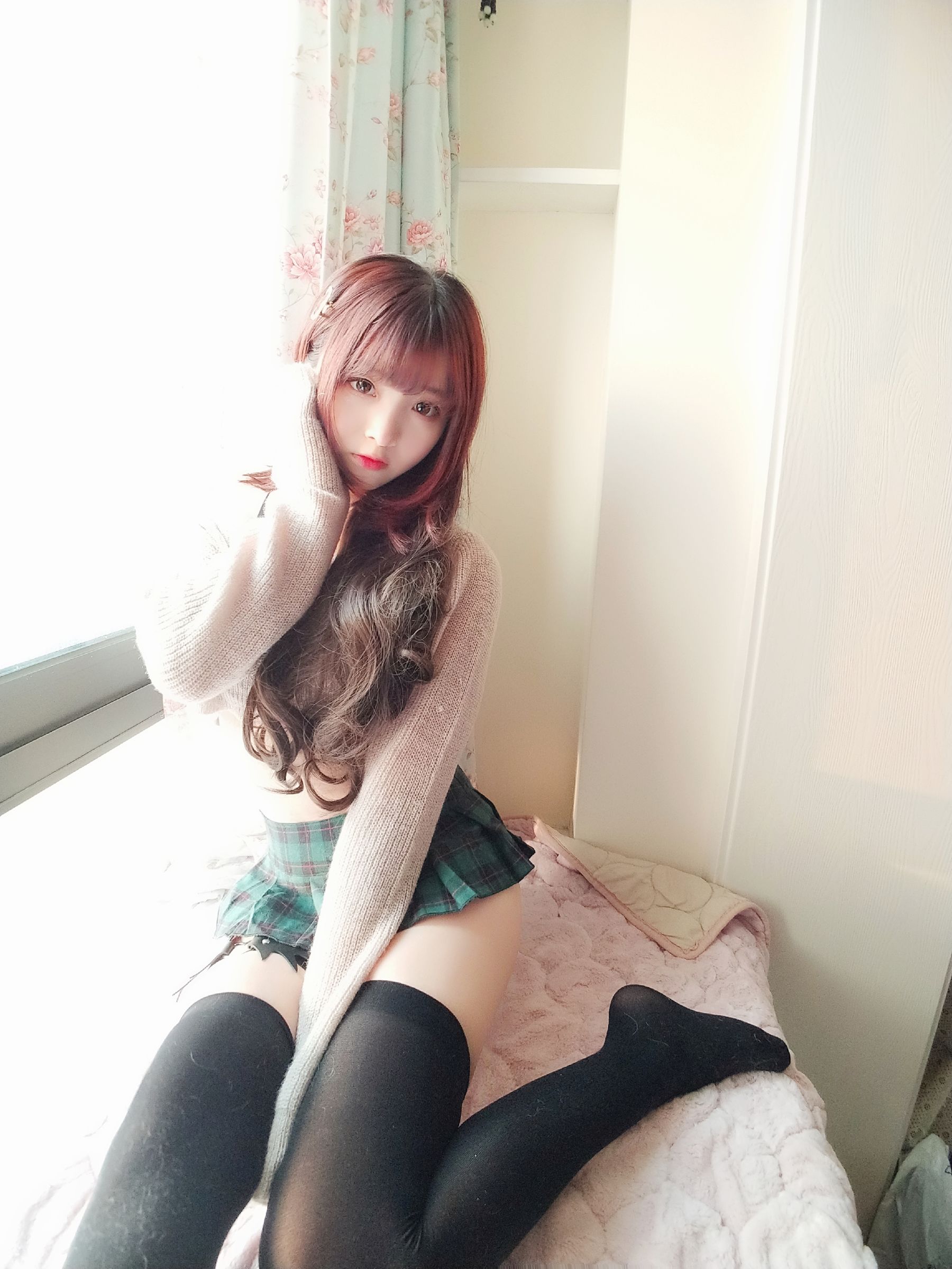 [Cosplay写真] 二次元美女古川kagura – 性感毛衣 [40P]