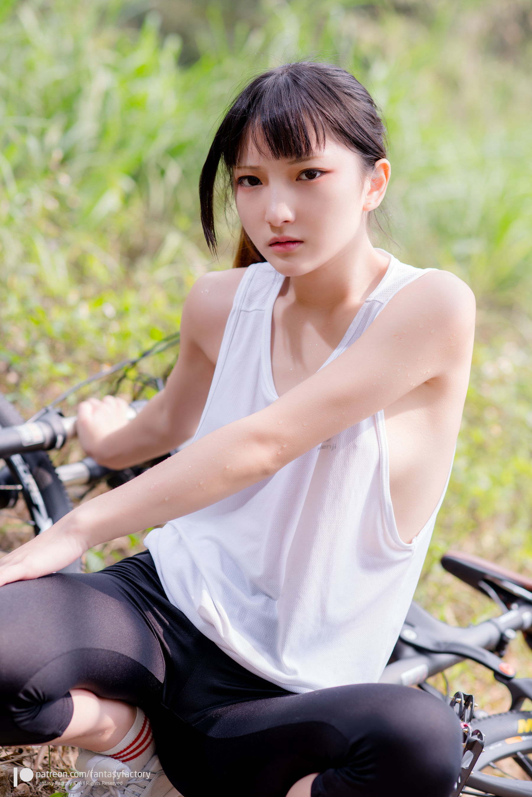[Fantasy Factory] 小丁Cosplay – 单车少女 黑胶 情趣网衫 [110P]