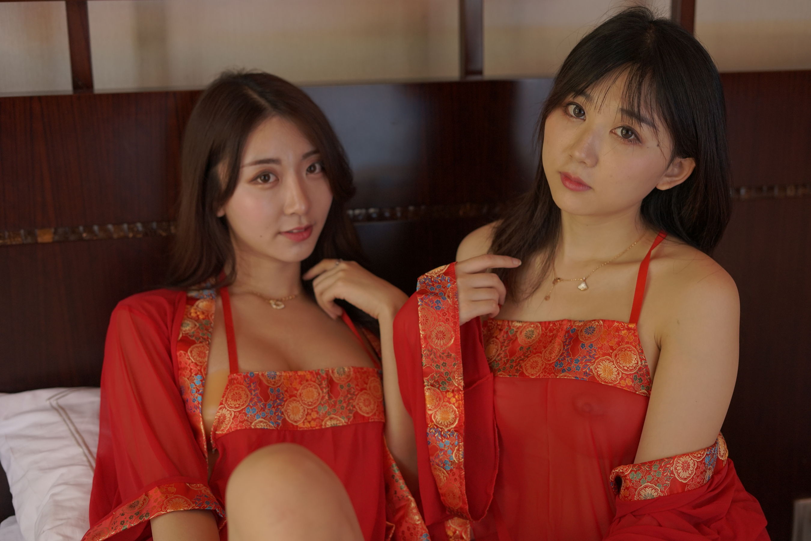 人气Coser黑川&浅野菌子 – 海岛之旅 [34P]