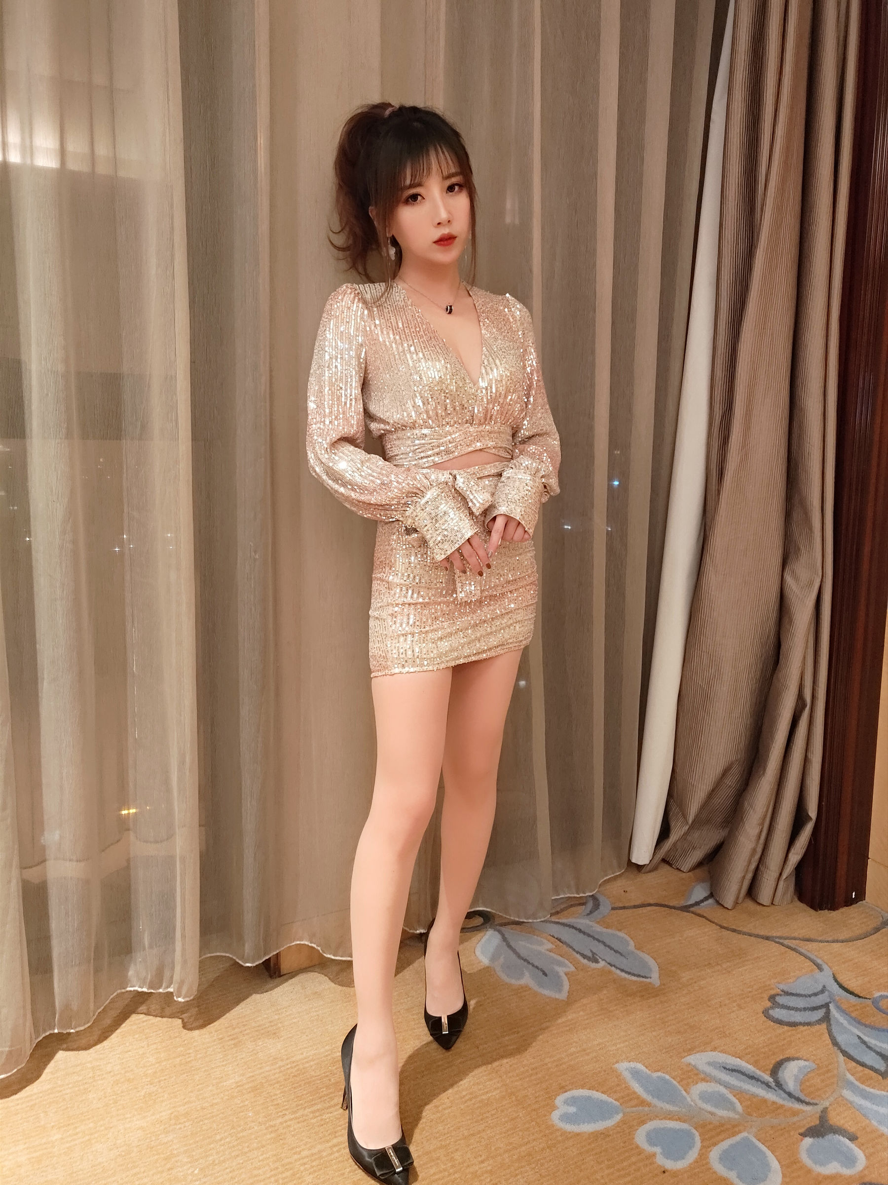 斗鱼主播小女巫露娜 – 亮片裙肉丝 [22P]