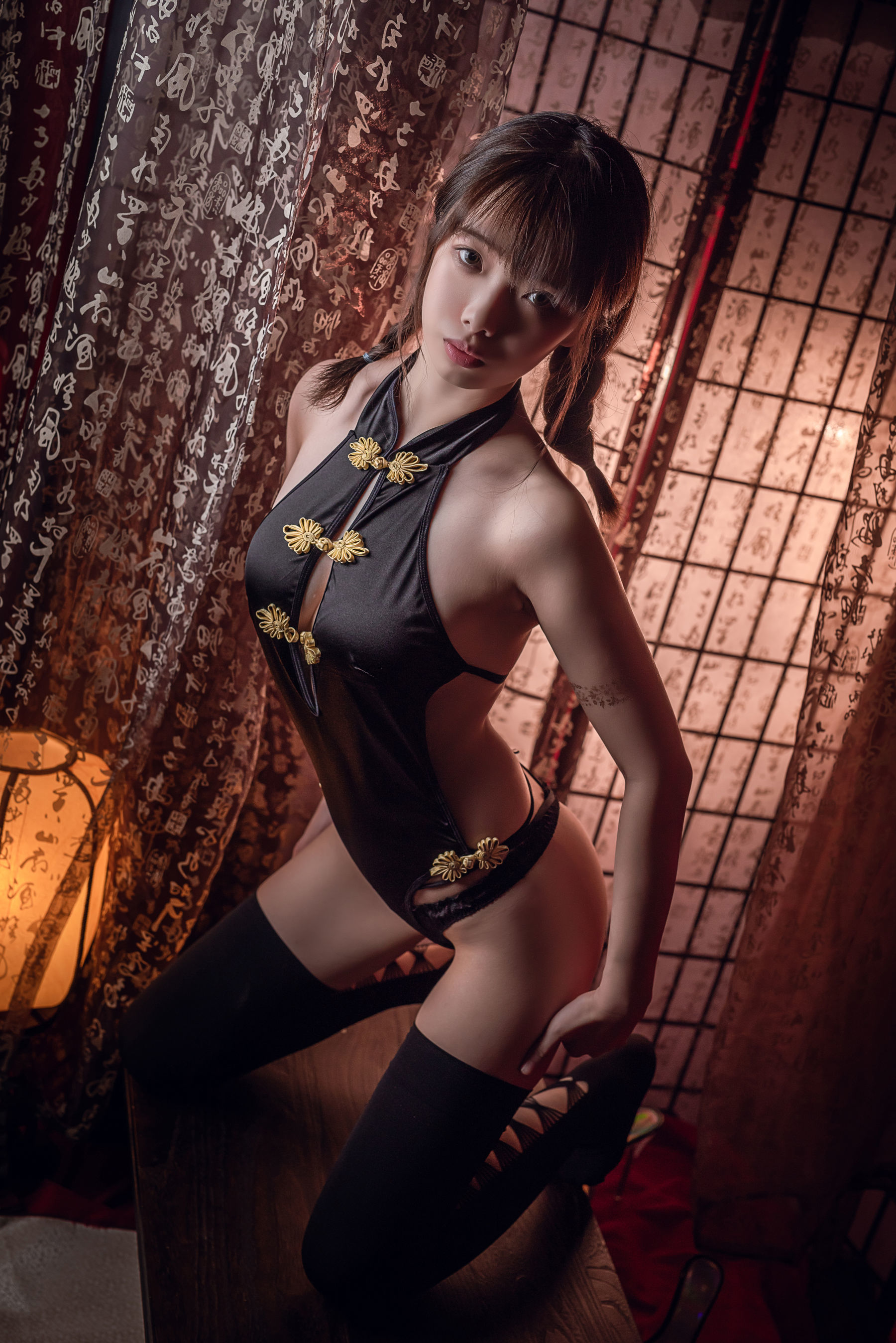 [萝莉COS] 雯妹 – 黑丝肚兜 [12P]